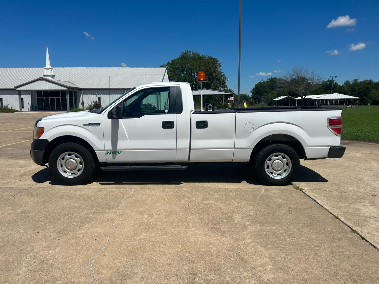 2014 White /Gray Ford F-150 STX 6.5-ft. Bed 2WD (1FTMF1CM0EK) with an 3.7L V6 DOHC 24V engine, 6-Speed Automatic transmission, located at 17760 Hwy 62, Morris, OK, 74445, (918) 733-4887, 35.609104, -95.877060 - 2014 FORD F-150 EXTENDED CAB HAS THE 3.7L V6 AND IS 2WD. THIS TRUCK IS A BI-FUEL THAT RUNS ON BOTH CNG (COMPRESSED NATURAL GAS) OR GASOLINE. FEATURES REMOTE KEYLESS ENTRY, POWER LOCKS, POWER WINDOWS, POWER MIRRORS, AM/FM STEREO, CD PLAYER, SIRIUS RADIO, AUX PORT, USB PORT, CLOTH INTERIOR, TRACTION C - Photo#7