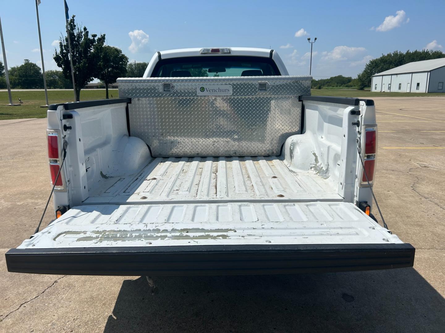 2014 White Ford F-150 STX 6.5-ft. Bed 2WD (1FTMF1CM3EK) with an 3.7L V6 DOHC 24V engine, 6-Speed Automatic transmission, located at 17760 Hwy 62, Morris, OK, 74445, (918) 733-4887, 35.609104, -95.877060 - Photo#15