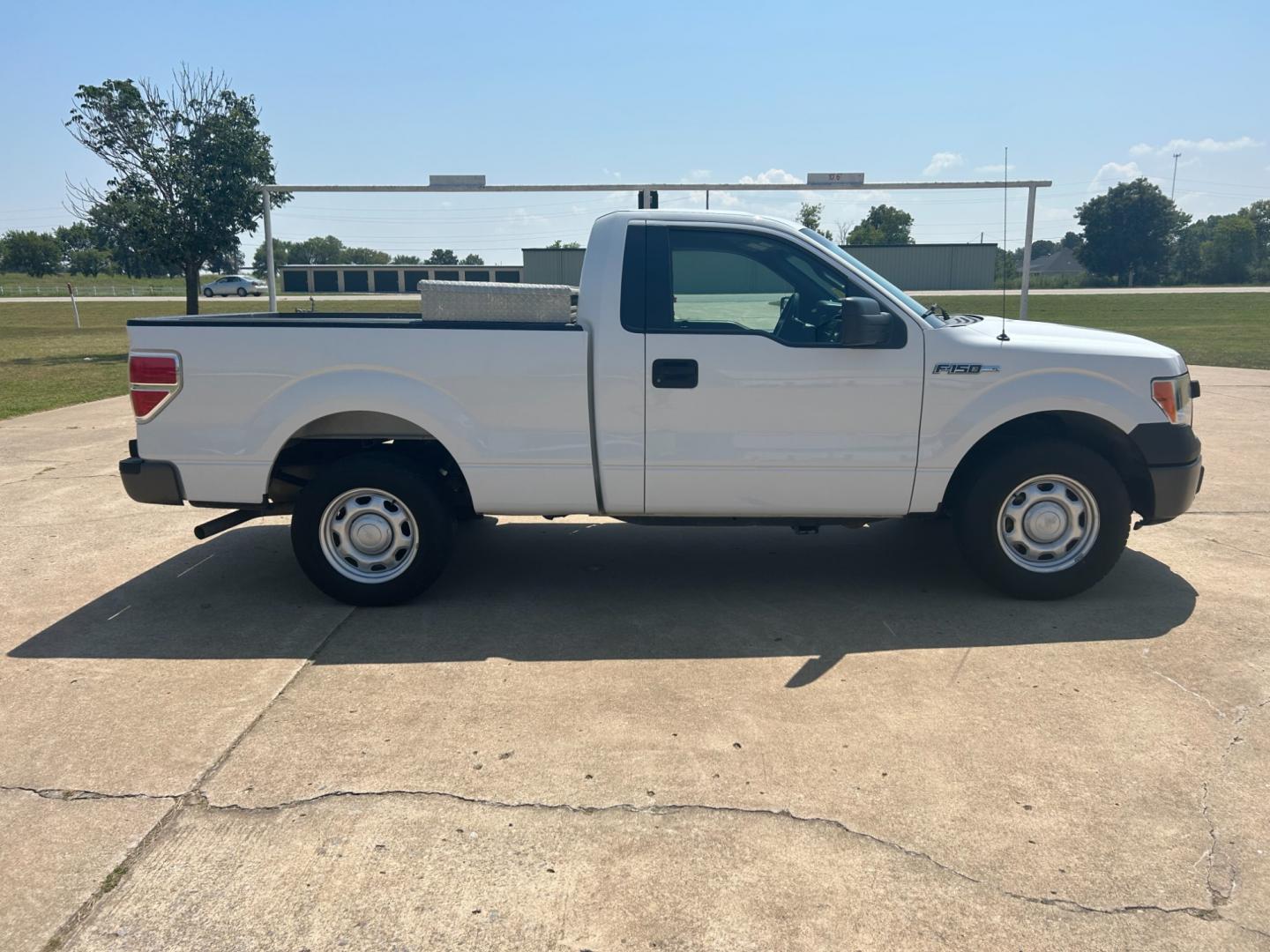 2014 White Ford F-150 STX 6.5-ft. Bed 2WD (1FTMF1CM3EK) with an 3.7L V6 DOHC 24V engine, 6-Speed Automatic transmission, located at 17760 Hwy 62, Morris, OK, 74445, (918) 733-4887, 35.609104, -95.877060 - Photo#3