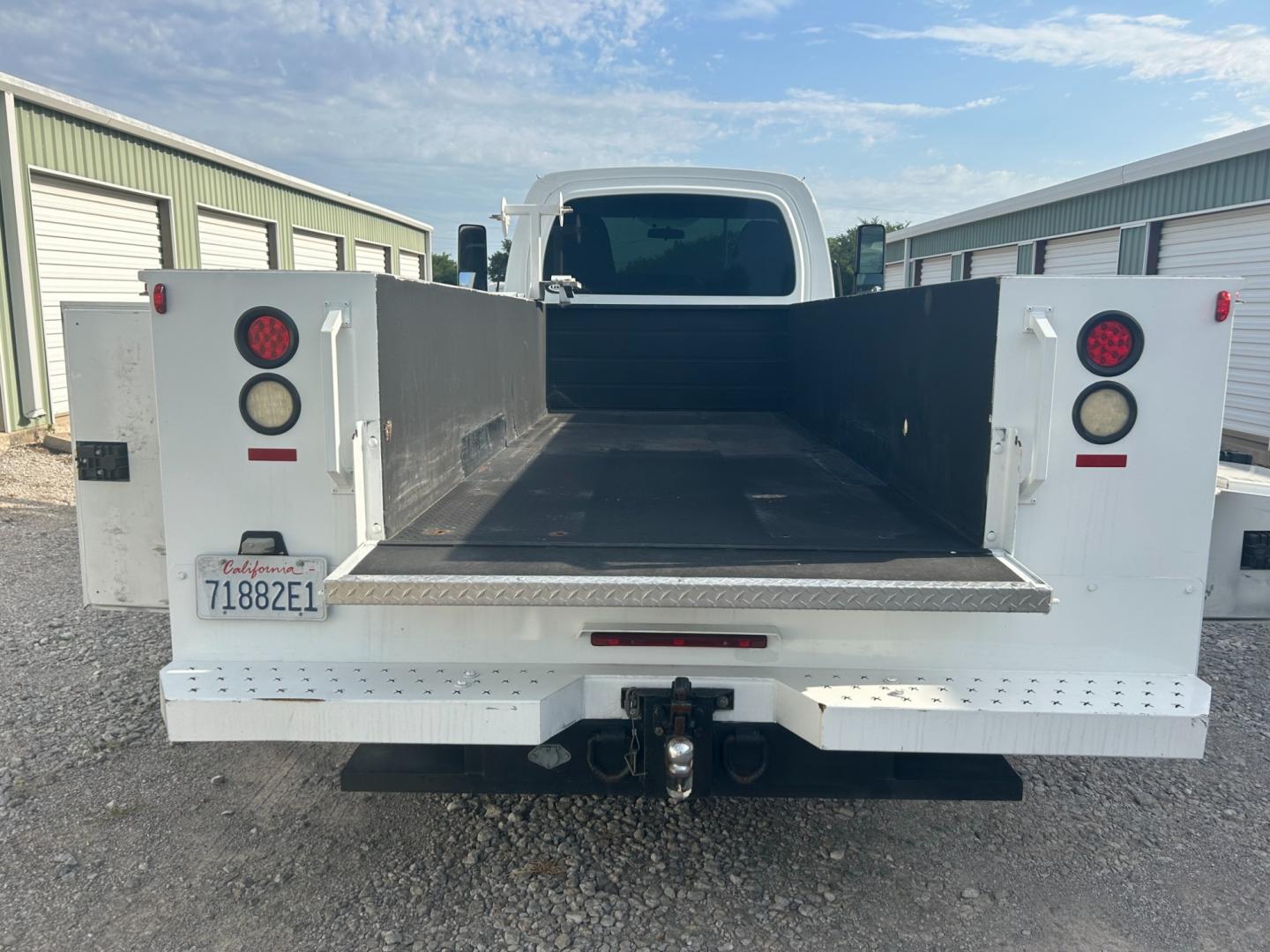 2009 White Chevrolet C5C042 C5500 (1GBE5C1959F) with an 6.6L V8 OHV 32V TURBO DIESEL engine, located at 17760 Hwy 62, Morris, OK, 74445, (918) 733-4887, 35.609104, -95.877060 - Photo#15