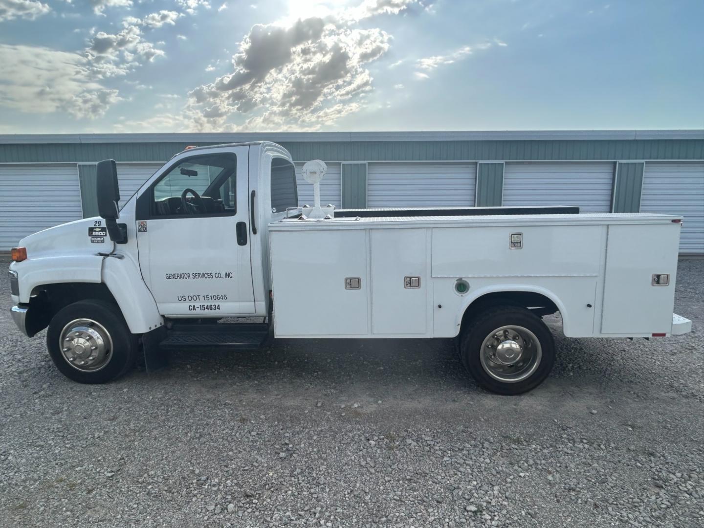 2009 White Chevrolet C5C042 C5500 (1GBE5C1959F) with an 6.6L V8 OHV 32V TURBO DIESEL engine, located at 17760 Hwy 62, Morris, OK, 74445, (918) 733-4887, 35.609104, -95.877060 - Photo#7