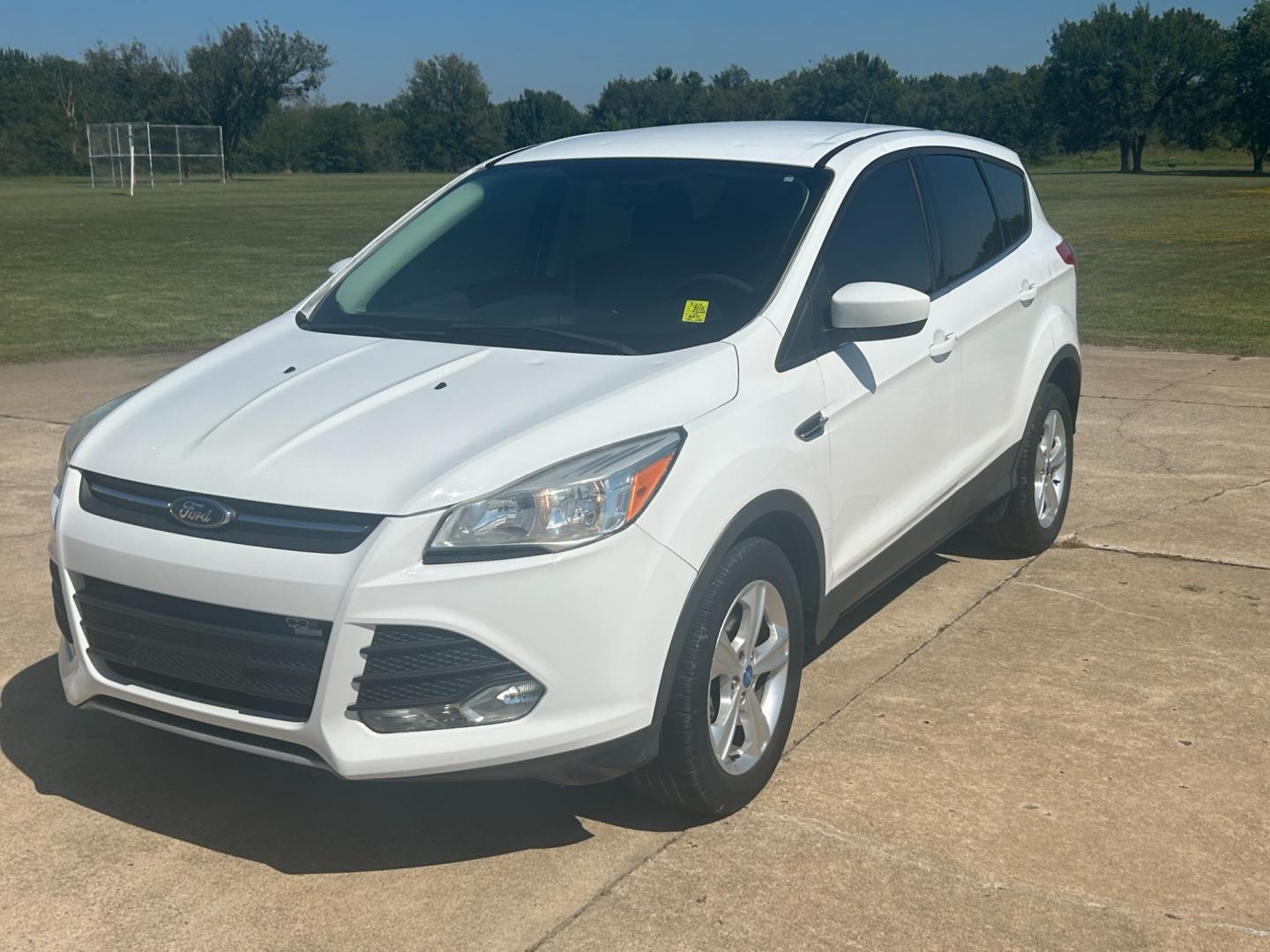 2013 White Ford Escape SE FWD (1FMCU0GXXDU) with an 1.6L L4 DOHC 16V engine, 6-Speed Automatic transmission, located at 17760 Hwy 62, Morris, OK, 74445, (918) 733-4887, 35.609104, -95.877060 - 2013 FORD ESCAPE SE FWD 1.6L FEATURES POWER WINDOWS, POWER LOCKS, POWER MIRRORS, AM/FM RADIO, SIRIUS RADIO, CD PLAYER, AUXILLARY PORT, MULTI-FUNCTIONING STEERING WHEEL CONTROLS, CRUISE CONTROL, HANDS-FREE CALLING. 104,251 MILES WITH 235/55R17 TIRES. ******DOES HAVE REBUILT TITLE DUE TO HAIL DAMAGE S - Photo#0