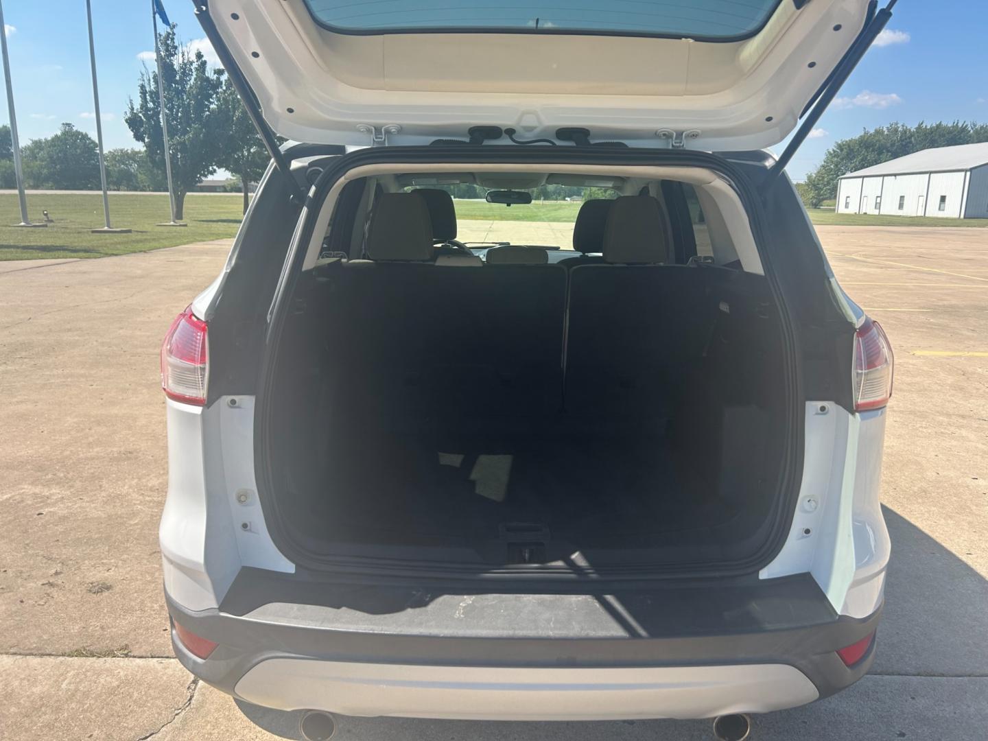 2013 White Ford Escape SE FWD (1FMCU0GXXDU) with an 1.6L L4 DOHC 16V engine, 6-Speed Automatic transmission, located at 17760 Hwy 62, Morris, OK, 74445, (918) 733-4887, 35.609104, -95.877060 - 2013 FORD ESCAPE SE FWD 1.6L FEATURES POWER WINDOWS, POWER LOCKS, POWER MIRRORS, AM/FM RADIO, SIRIUS RADIO, CD PLAYER, AUXILLARY PORT, MULTI-FUNCTIONING STEERING WHEEL CONTROLS, CRUISE CONTROL, HANDS-FREE CALLING. 104,251 MILES WITH 235/55R17 TIRES. ******DOES HAVE REBUILT TITLE DUE TO HAIL DAMAGE S - Photo#16