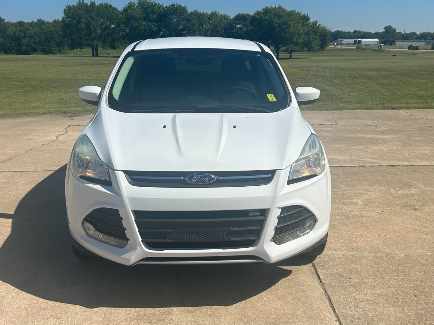 2013 White Ford Escape SE FWD (1FMCU0GXXDU) with an 1.6L L4 DOHC 16V engine, 6-Speed Automatic transmission, located at 17760 Hwy 62, Morris, OK, 74445, (918) 733-4887, 35.609104, -95.877060 - 2013 FORD ESCAPE SE FWD 1.6L FEATURES POWER WINDOWS, POWER LOCKS, POWER MIRRORS, AM/FM RADIO, SIRIUS RADIO, CD PLAYER, AUXILLARY PORT, MULTI-FUNCTIONING STEERING WHEEL CONTROLS, CRUISE CONTROL, HANDS-FREE CALLING. 104,251 MILES WITH 235/55R17 TIRES. ******DOES HAVE REBUILT TITLE DUE TO HAIL DAMAGE S - Photo#1