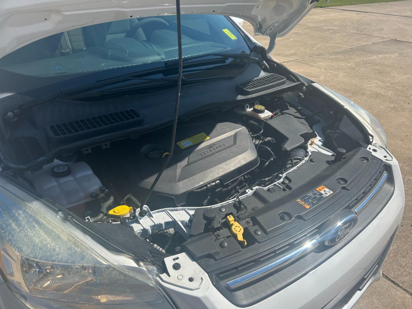 2013 White Ford Escape SE FWD (1FMCU0GXXDU) with an 1.6L L4 DOHC 16V engine, 6-Speed Automatic transmission, located at 17760 Hwy 62, Morris, OK, 74445, (918) 733-4887, 35.609104, -95.877060 - 2013 FORD ESCAPE SE FWD 1.6L FEATURES POWER WINDOWS, POWER LOCKS, POWER MIRRORS, AM/FM RADIO, SIRIUS RADIO, CD PLAYER, AUXILLARY PORT, MULTI-FUNCTIONING STEERING WHEEL CONTROLS, CRUISE CONTROL, HANDS-FREE CALLING. 104,251 MILES WITH 235/55R17 TIRES. ******DOES HAVE REBUILT TITLE DUE TO HAIL DAMAGE S - Photo#19