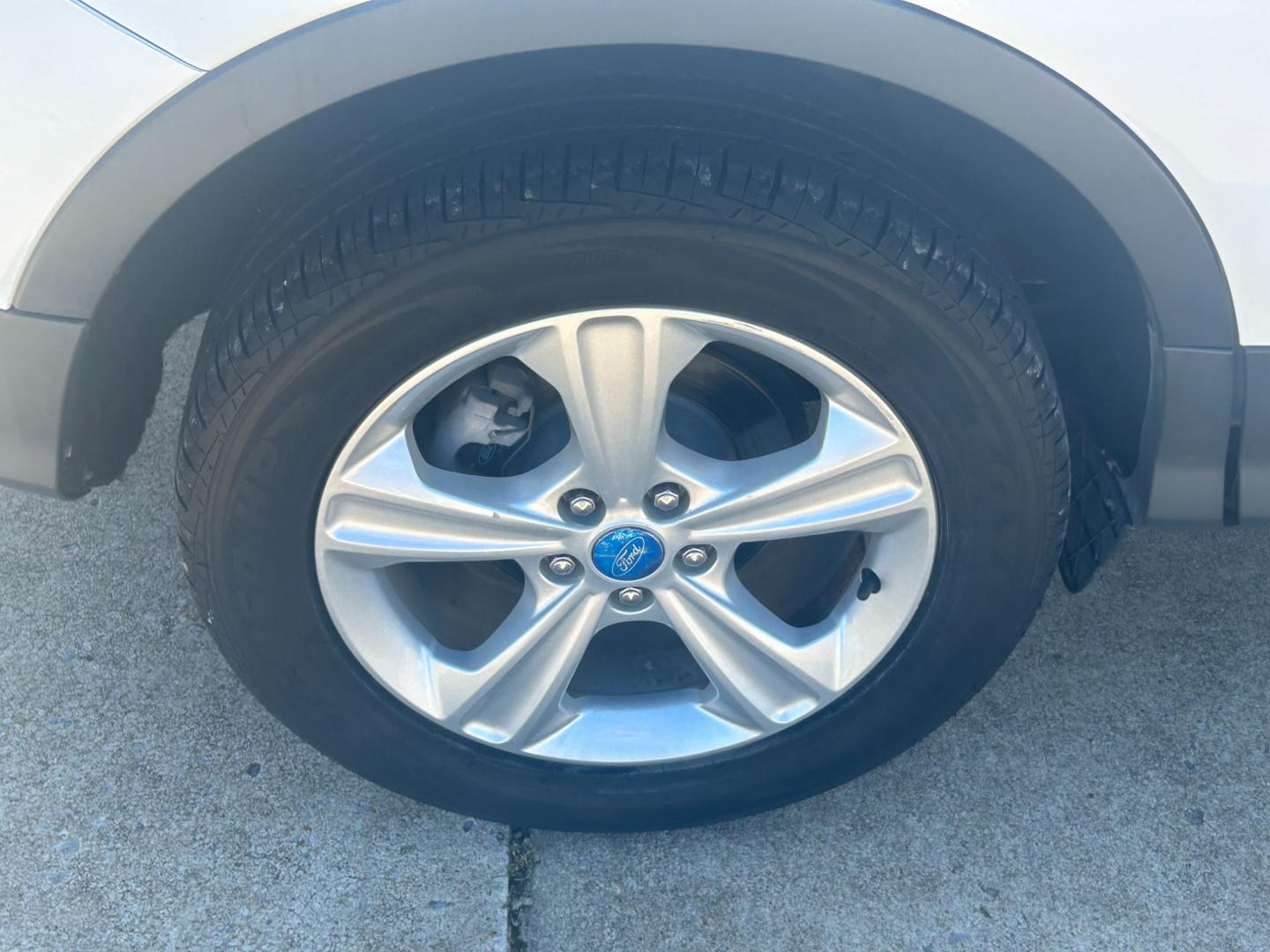 2013 White Ford Escape SE FWD (1FMCU0GXXDU) with an 1.6L L4 DOHC 16V engine, 6-Speed Automatic transmission, located at 17760 Hwy 62, Morris, OK, 74445, (918) 733-4887, 35.609104, -95.877060 - 2013 FORD ESCAPE SE FWD 1.6L FEATURES POWER WINDOWS, POWER LOCKS, POWER MIRRORS, AM/FM RADIO, SIRIUS RADIO, CD PLAYER, AUXILLARY PORT, MULTI-FUNCTIONING STEERING WHEEL CONTROLS, CRUISE CONTROL, HANDS-FREE CALLING. 104,251 MILES WITH 235/55R17 TIRES. ******DOES HAVE REBUILT TITLE DUE TO HAIL DAMAGE S - Photo#22