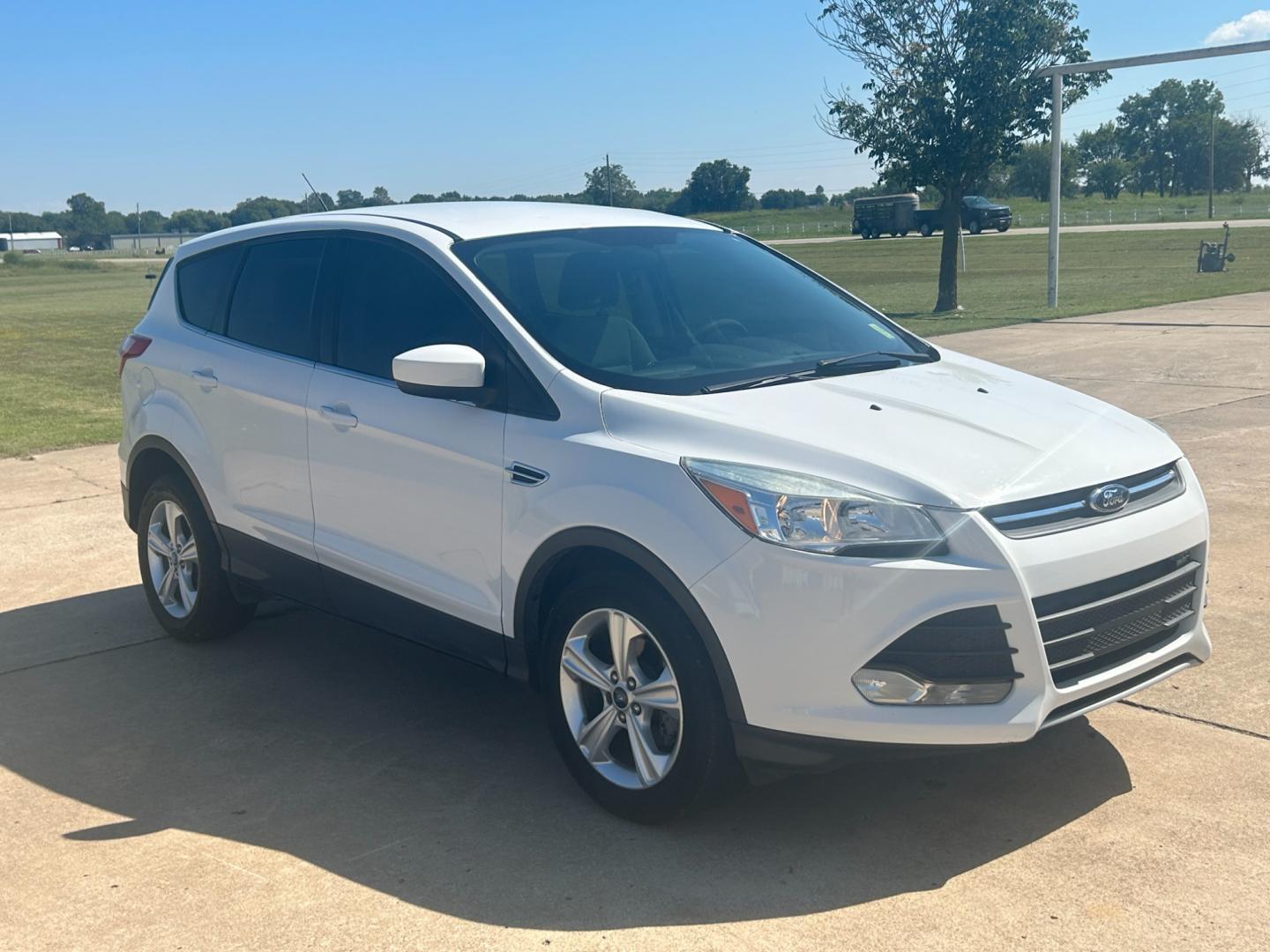 2013 White Ford Escape SE FWD (1FMCU0GXXDU) with an 1.6L L4 DOHC 16V engine, 6-Speed Automatic transmission, located at 17760 Hwy 62, Morris, OK, 74445, (918) 733-4887, 35.609104, -95.877060 - 2013 FORD ESCAPE SE FWD 1.6L FEATURES POWER WINDOWS, POWER LOCKS, POWER MIRRORS, AM/FM RADIO, SIRIUS RADIO, CD PLAYER, AUXILLARY PORT, MULTI-FUNCTIONING STEERING WHEEL CONTROLS, CRUISE CONTROL, HANDS-FREE CALLING. 104,251 MILES WITH 235/55R17 TIRES. ******DOES HAVE REBUILT TITLE DUE TO HAIL DAMAGE S - Photo#2