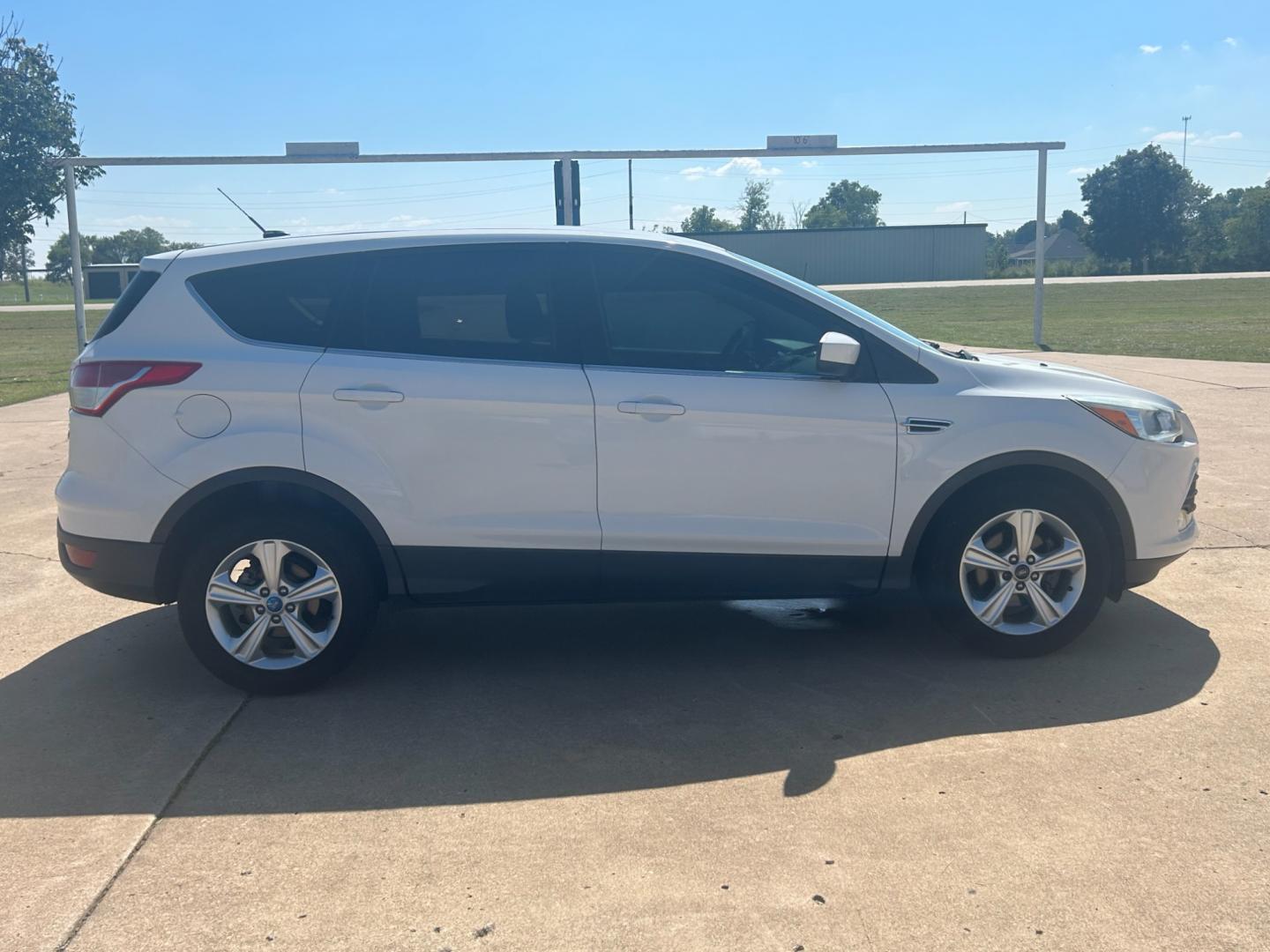 2013 White Ford Escape SE FWD (1FMCU0GXXDU) with an 1.6L L4 DOHC 16V engine, 6-Speed Automatic transmission, located at 17760 Hwy 62, Morris, OK, 74445, (918) 733-4887, 35.609104, -95.877060 - 2013 FORD ESCAPE SE FWD 1.6L FEATURES POWER WINDOWS, POWER LOCKS, POWER MIRRORS, AM/FM RADIO, SIRIUS RADIO, CD PLAYER, AUXILLARY PORT, MULTI-FUNCTIONING STEERING WHEEL CONTROLS, CRUISE CONTROL, HANDS-FREE CALLING. 104,251 MILES WITH 235/55R17 TIRES. ******DOES HAVE REBUILT TITLE DUE TO HAIL DAMAGE S - Photo#3