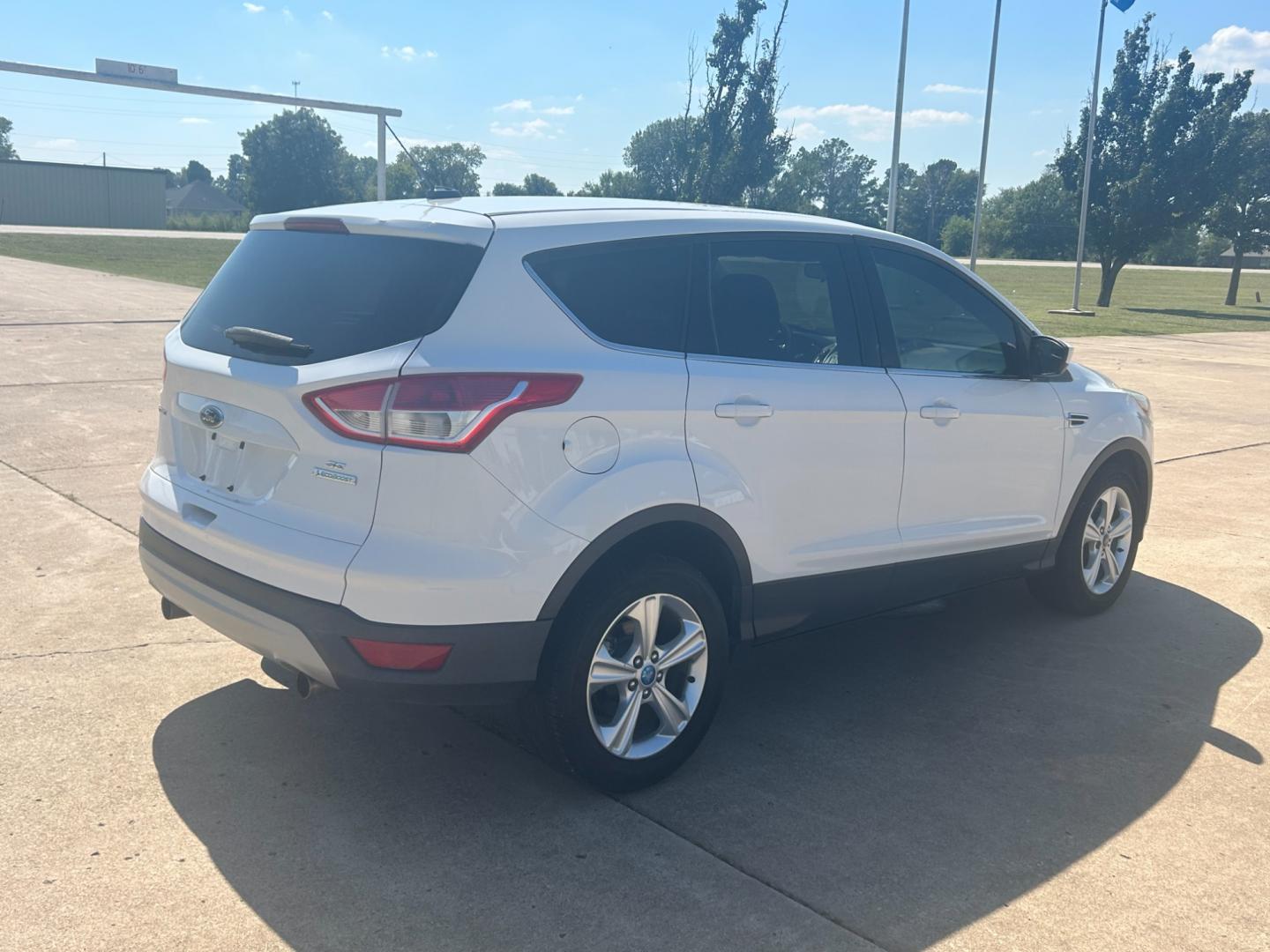 2013 White Ford Escape SE FWD (1FMCU0GXXDU) with an 1.6L L4 DOHC 16V engine, 6-Speed Automatic transmission, located at 17760 Hwy 62, Morris, OK, 74445, (918) 733-4887, 35.609104, -95.877060 - 2013 FORD ESCAPE SE FWD 1.6L FEATURES POWER WINDOWS, POWER LOCKS, POWER MIRRORS, AM/FM RADIO, SIRIUS RADIO, CD PLAYER, AUXILLARY PORT, MULTI-FUNCTIONING STEERING WHEEL CONTROLS, CRUISE CONTROL, HANDS-FREE CALLING. 104,251 MILES WITH 235/55R17 TIRES. ******DOES HAVE REBUILT TITLE DUE TO HAIL DAMAGE S - Photo#4