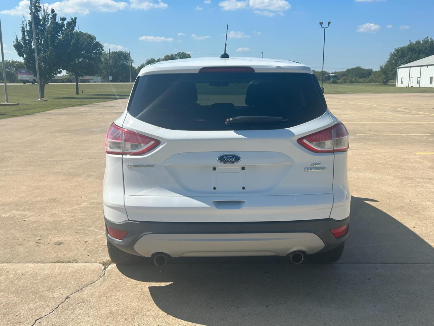 2013 White Ford Escape SE FWD (1FMCU0GXXDU) with an 1.6L L4 DOHC 16V engine, 6-Speed Automatic transmission, located at 17760 Hwy 62, Morris, OK, 74445, (918) 733-4887, 35.609104, -95.877060 - 2013 FORD ESCAPE SE FWD 1.6L FEATURES POWER WINDOWS, POWER LOCKS, POWER MIRRORS, AM/FM RADIO, SIRIUS RADIO, CD PLAYER, AUXILLARY PORT, MULTI-FUNCTIONING STEERING WHEEL CONTROLS, CRUISE CONTROL, HANDS-FREE CALLING. 104,251 MILES WITH 235/55R17 TIRES. ******DOES HAVE REBUILT TITLE DUE TO HAIL DAMAGE S - Photo#5