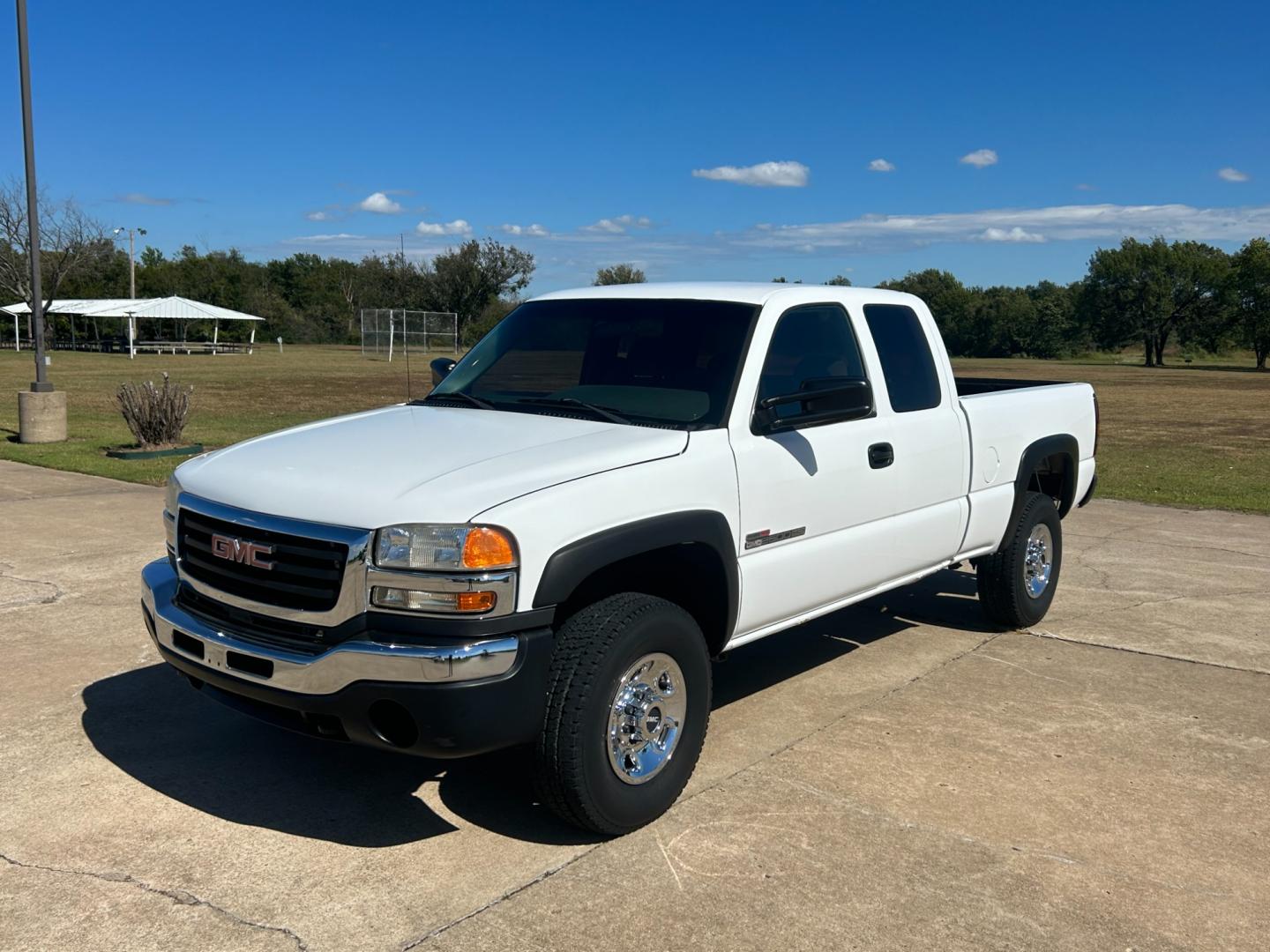 2006 White GMC Sierra 2500HD SL Ext. Cab 4WD (1GTHK29276E) with an 6.6L V8 OHV 32V TURBO DIESEL engine, located at 17760 Hwy 62, Morris, OK, 74445, (918) 733-4887, 35.609104, -95.877060 - Photo#0