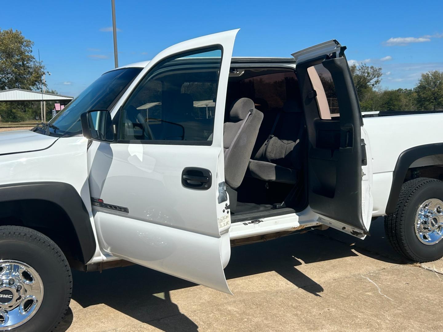 2006 White GMC Sierra 2500HD SL Ext. Cab 4WD (1GTHK29276E) with an 6.6L V8 OHV 32V TURBO DIESEL engine, located at 17760 Hwy 62, Morris, OK, 74445, (918) 733-4887, 35.609104, -95.877060 - Photo#15