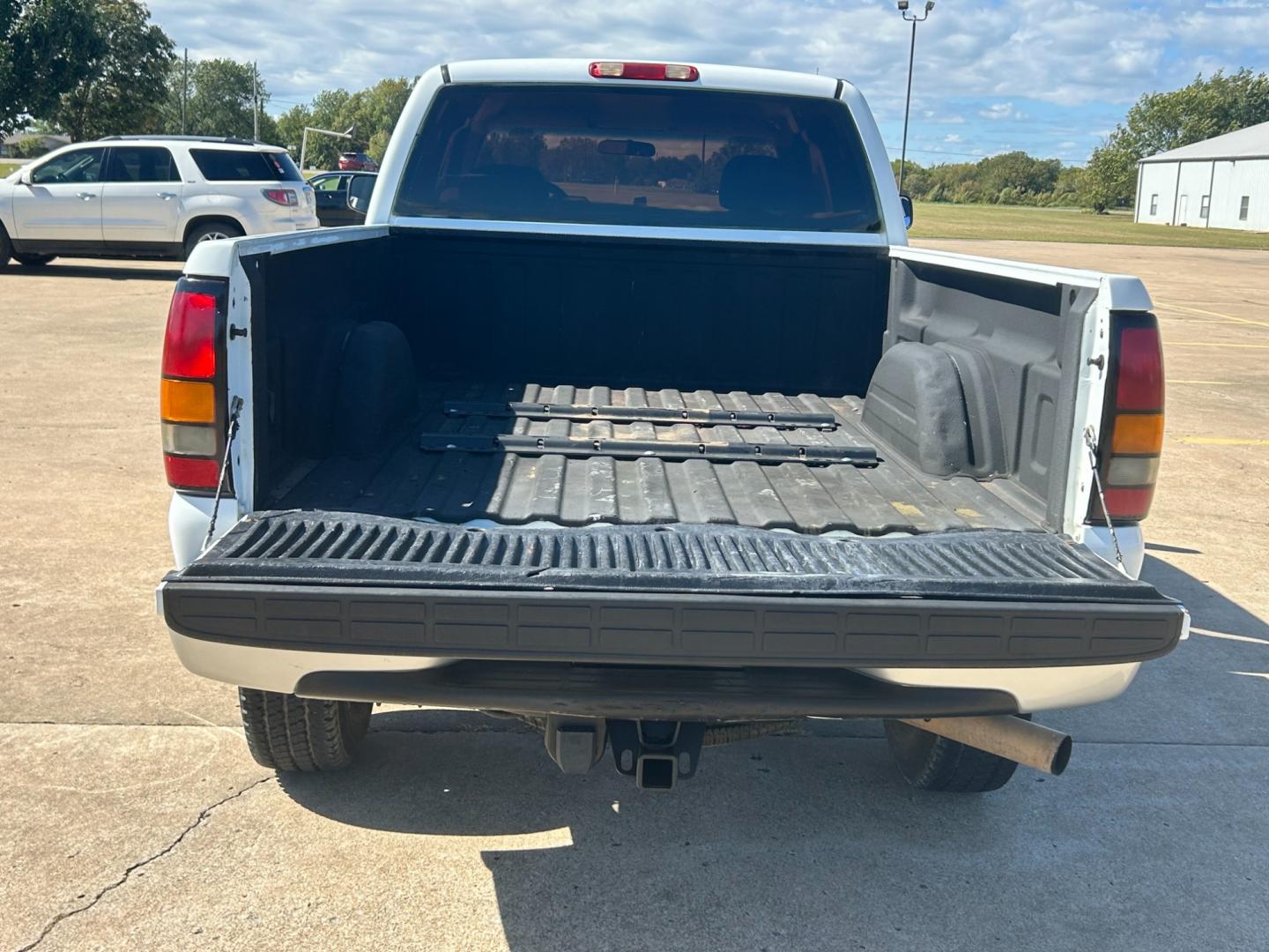 2006 White GMC Sierra 2500HD SL Ext. Cab 4WD (1GTHK29276E) with an 6.6L V8 OHV 32V TURBO DIESEL engine, located at 17760 Hwy 62, Morris, OK, 74445, (918) 733-4887, 35.609104, -95.877060 - Photo#16