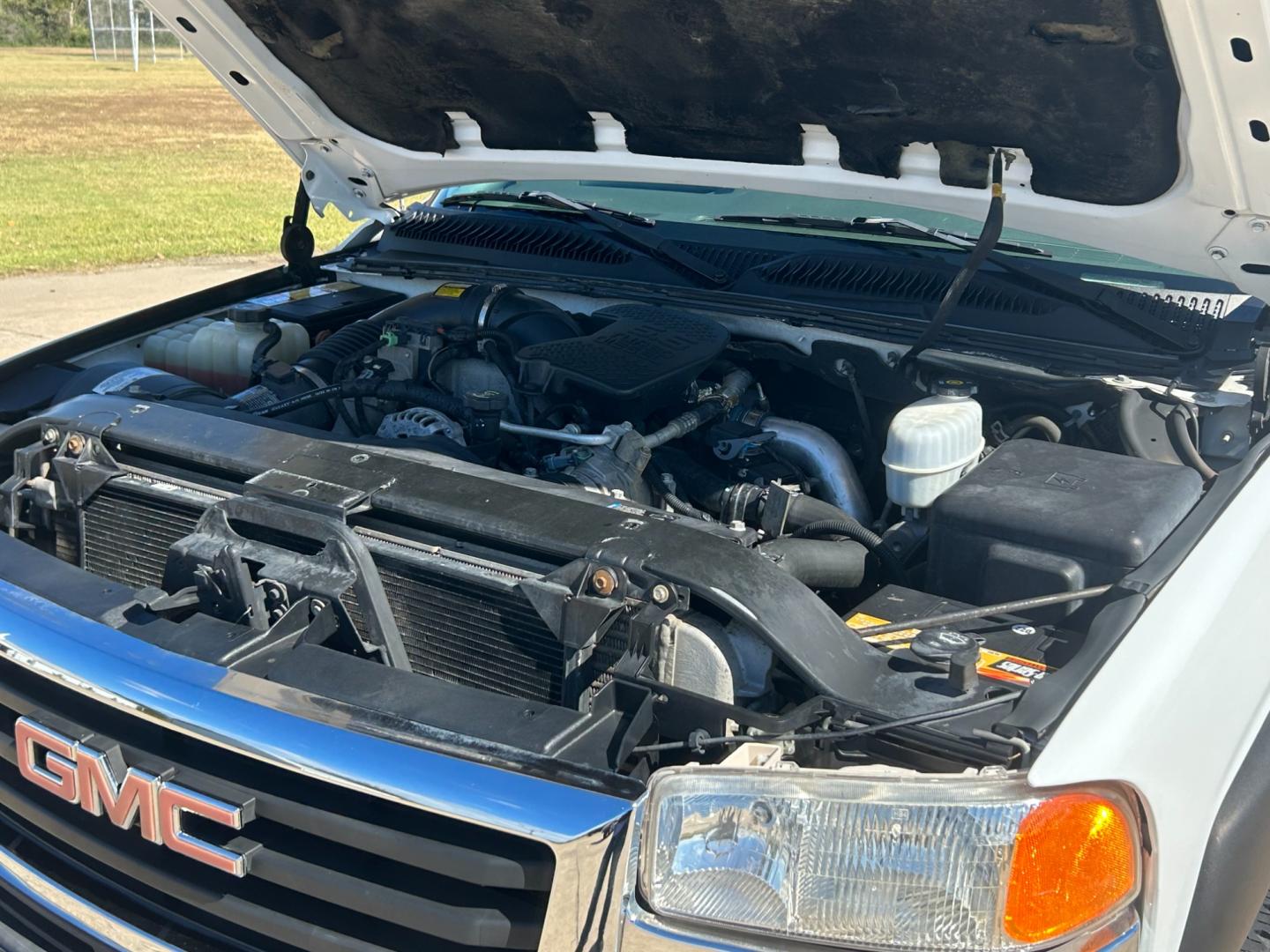 2006 White GMC Sierra 2500HD SL Ext. Cab 4WD (1GTHK29276E) with an 6.6L V8 OHV 32V TURBO DIESEL engine, located at 17760 Hwy 62, Morris, OK, 74445, (918) 733-4887, 35.609104, -95.877060 - Photo#19