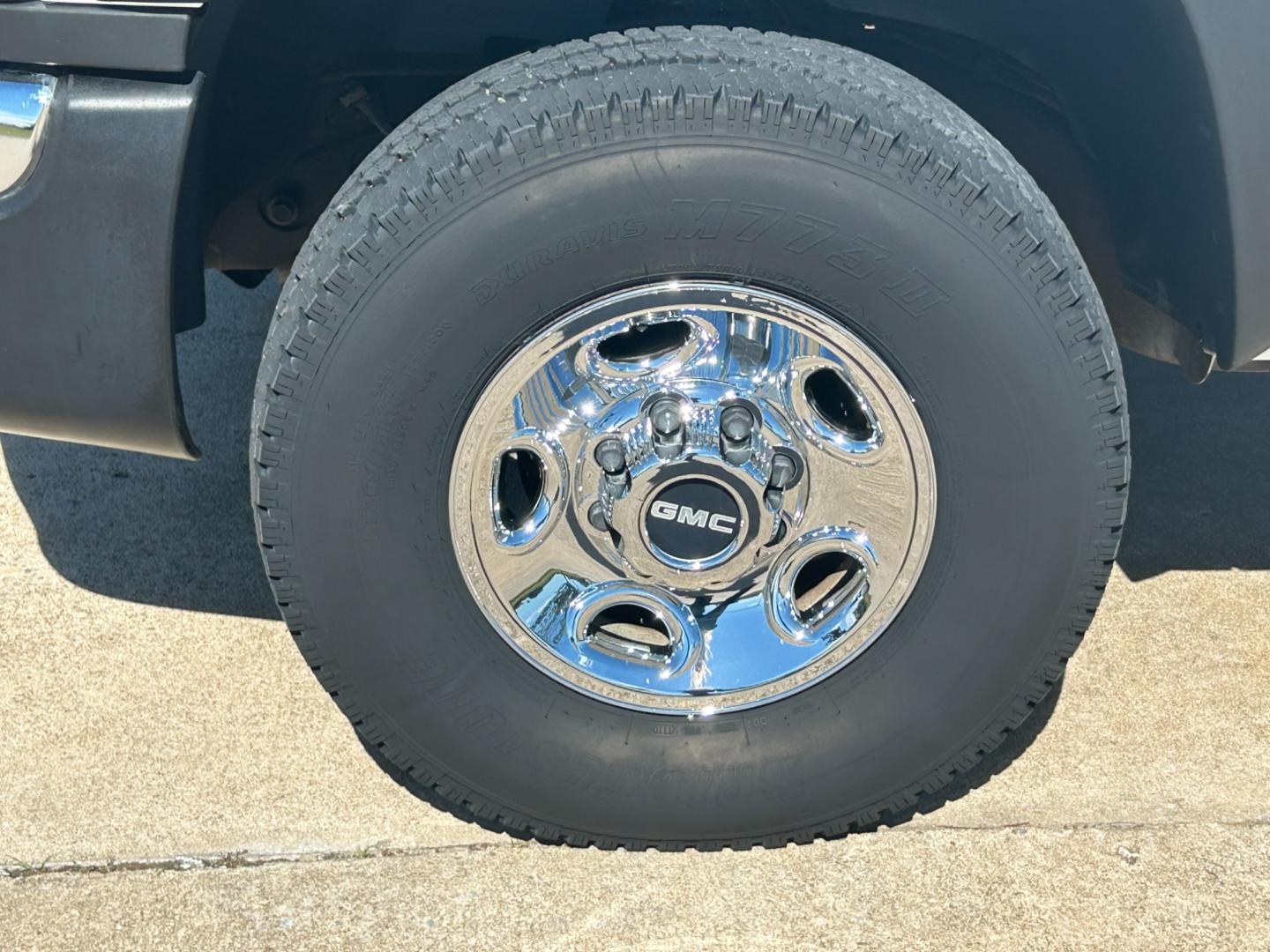 2006 White GMC Sierra 2500HD SL Ext. Cab 4WD (1GTHK29276E) with an 6.6L V8 OHV 32V TURBO DIESEL engine, located at 17760 Hwy 62, Morris, OK, 74445, (918) 733-4887, 35.609104, -95.877060 - Photo#21