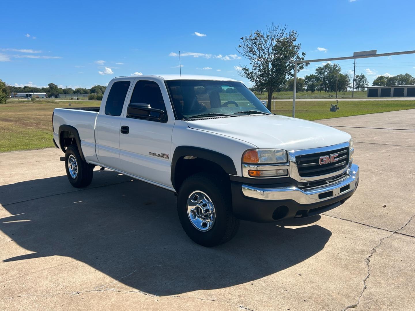 2006 White GMC Sierra 2500HD SL Ext. Cab 4WD (1GTHK29276E) with an 6.6L V8 OHV 32V TURBO DIESEL engine, located at 17760 Hwy 62, Morris, OK, 74445, (918) 733-4887, 35.609104, -95.877060 - Photo#2