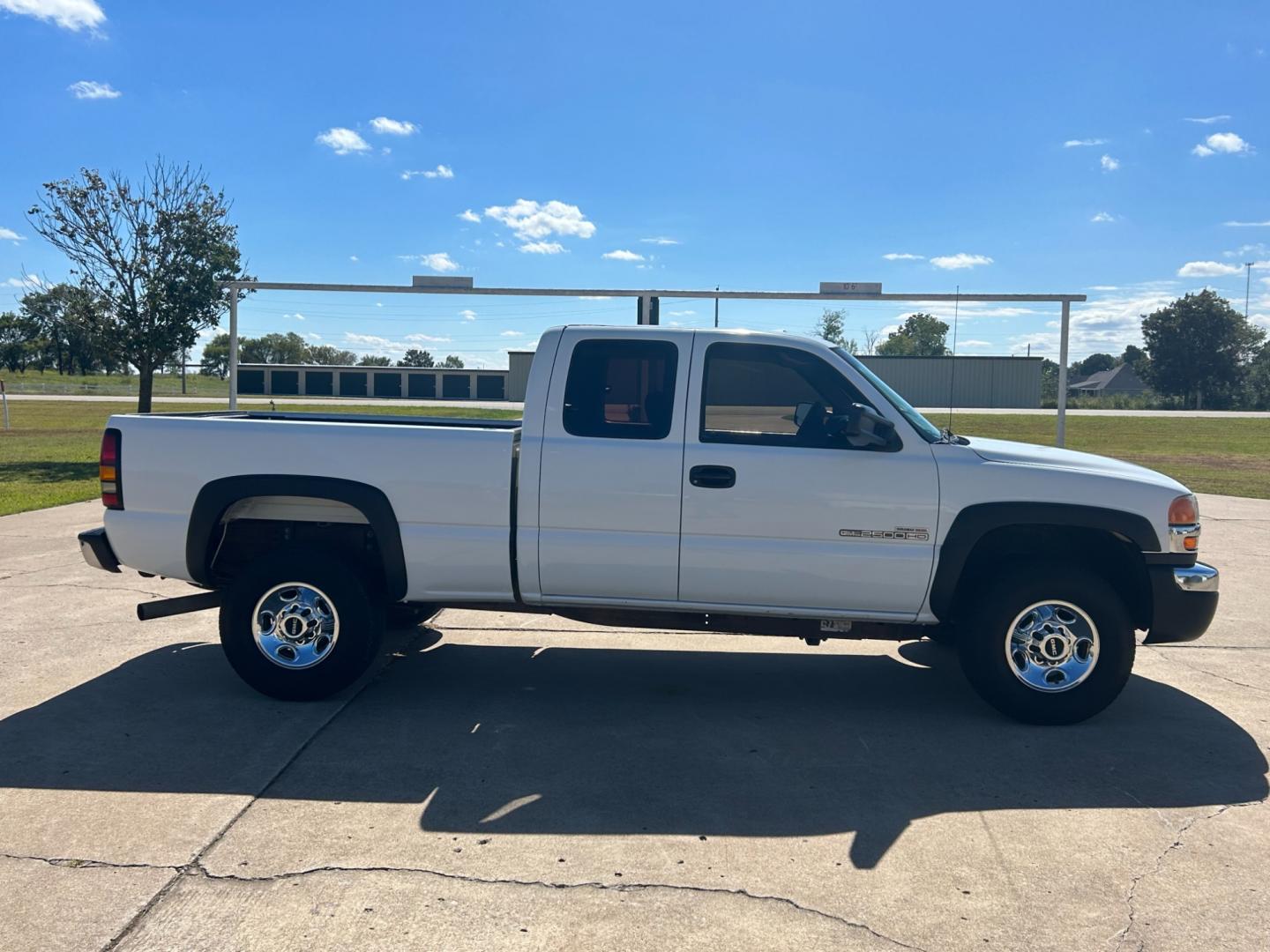 2006 White GMC Sierra 2500HD SL Ext. Cab 4WD (1GTHK29276E) with an 6.6L V8 OHV 32V TURBO DIESEL engine, located at 17760 Hwy 62, Morris, OK, 74445, (918) 733-4887, 35.609104, -95.877060 - Photo#3