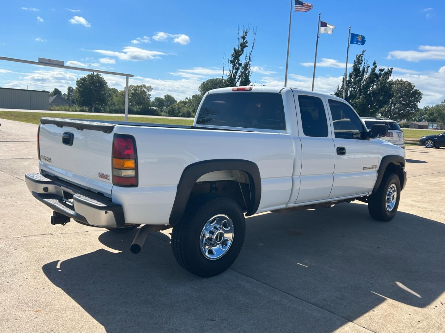 2006 White GMC Sierra 2500HD SL Ext. Cab 4WD (1GTHK29276E) with an 6.6L V8 OHV 32V TURBO DIESEL engine, located at 17760 Hwy 62, Morris, OK, 74445, (918) 733-4887, 35.609104, -95.877060 - Photo#4