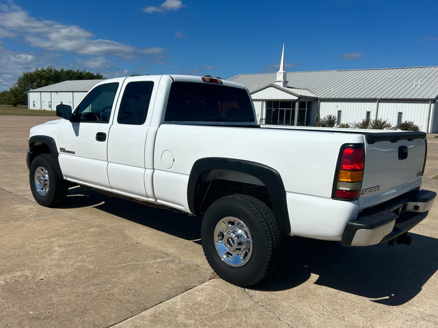 2006 White GMC Sierra 2500HD SL Ext. Cab 4WD (1GTHK29276E) with an 6.6L V8 OHV 32V TURBO DIESEL engine, located at 17760 Hwy 62, Morris, OK, 74445, (918) 733-4887, 35.609104, -95.877060 - Photo#6