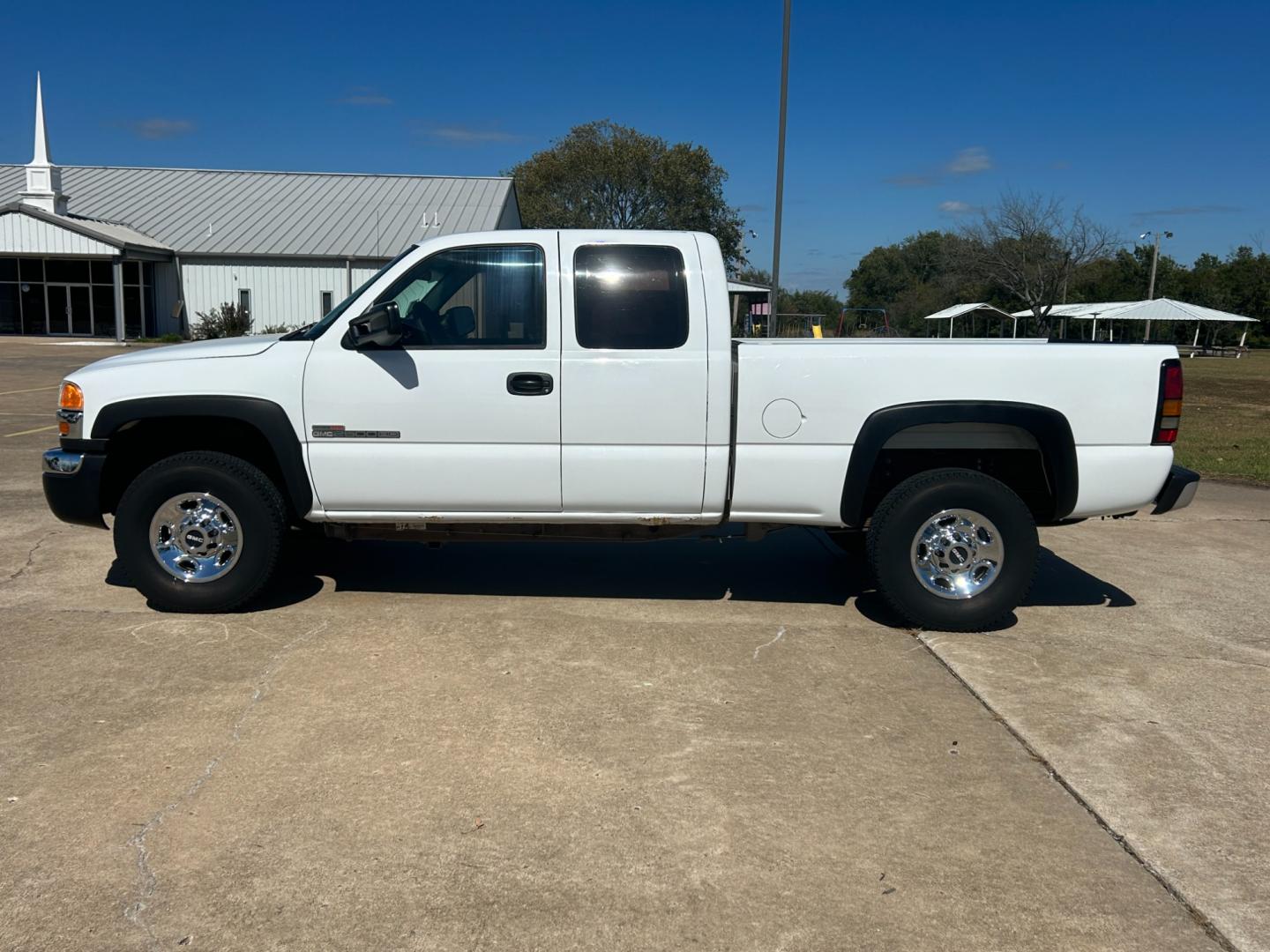 2006 White GMC Sierra 2500HD SL Ext. Cab 4WD (1GTHK29276E) with an 6.6L V8 OHV 32V TURBO DIESEL engine, located at 17760 Hwy 62, Morris, OK, 74445, (918) 733-4887, 35.609104, -95.877060 - Photo#7