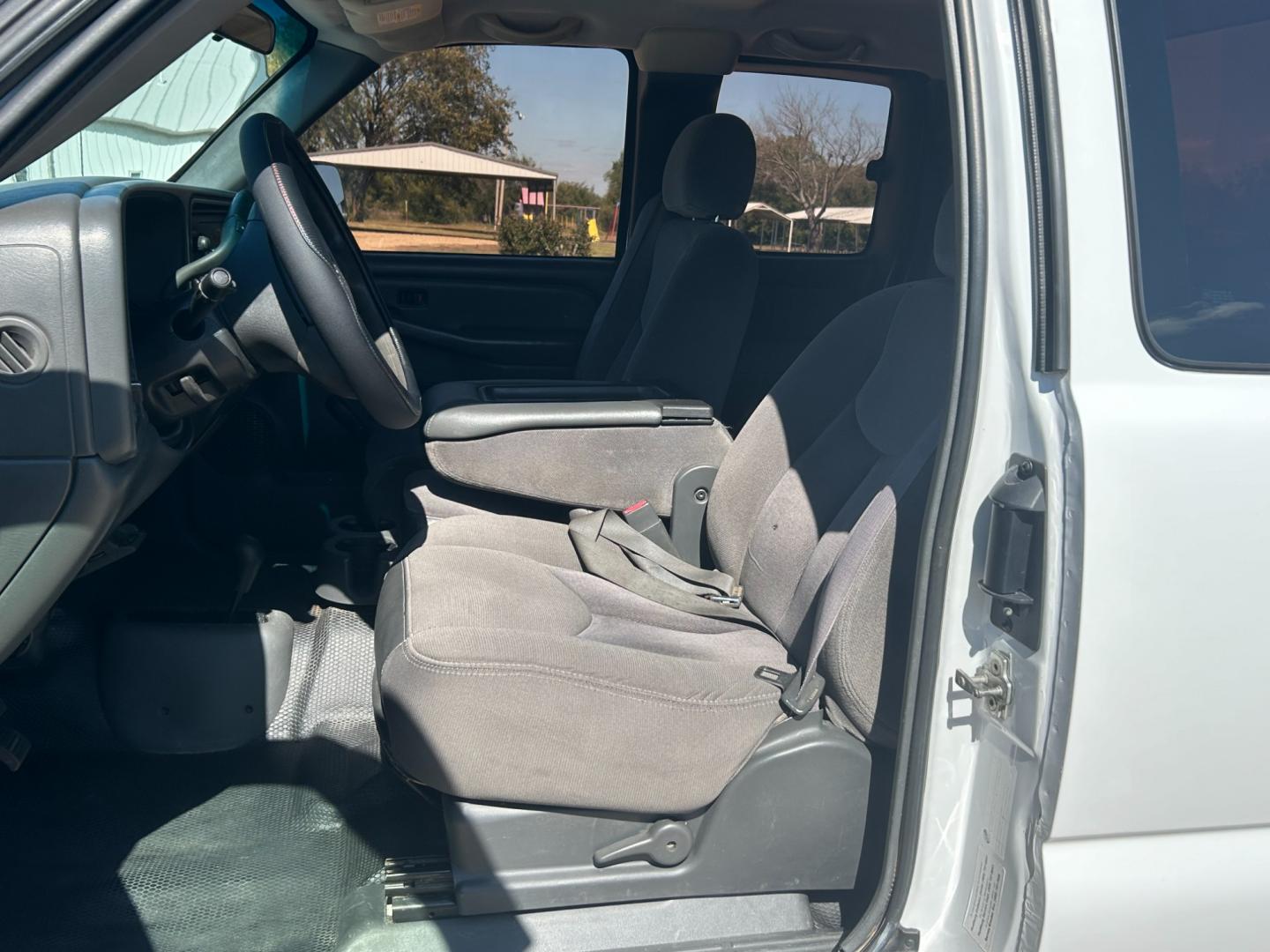 2006 White GMC Sierra 2500HD SL Ext. Cab 4WD (1GTHK29276E) with an 6.6L V8 OHV 32V TURBO DIESEL engine, located at 17760 Hwy 62, Morris, OK, 74445, (918) 733-4887, 35.609104, -95.877060 - Photo#8