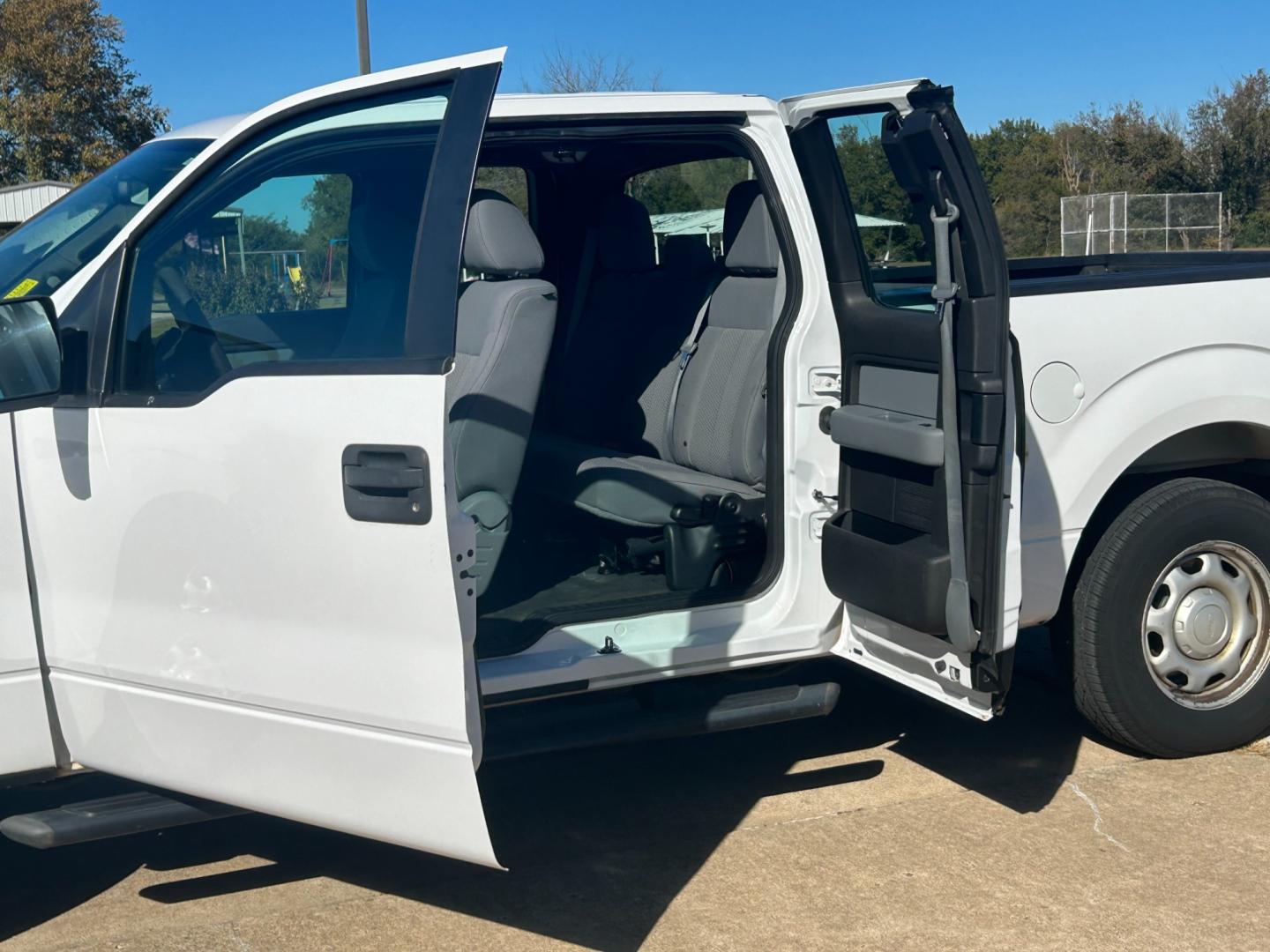 2014 White Ford F-150 XL SuperCab 8-ft. Bed 2WD (1FTEX1CM3EK) with an 3.7L V6 DOHC 24V engine, 6-Speed Automatic transmission, located at 17760 Hwy 62, Morris, OK, 74445, (918) 733-4887, 35.609104, -95.877060 - 2014 FORD F-150 XL SUPERCAB 8-ft. BED 2WD 3.8L V6 BI-FUEL (RUNS ON BOTH CNG OR GASOLINE) FEATURES POWER LOCKS, POWER WINDOWS, AM/FM STEREO, SIRIUS XM STEREO, CD PLAYER, AUXILLARY PORT, CRUISE CONTROL, TRACTION CONTROL, MULTI-FUNCTIONING STEERING WHEEL CONTROLS, BACK-UP CAMERA, BED LINER. HAS 159,994 - Photo#18