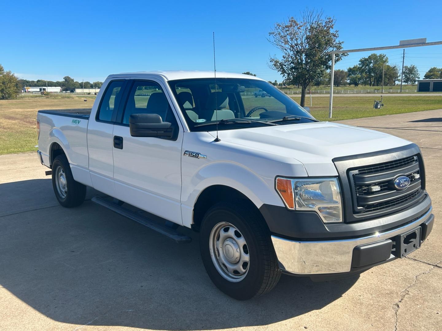 2014 White Ford F-150 XL SuperCab 8-ft. Bed 2WD (1FTEX1CM3EK) with an 3.7L V6 DOHC 24V engine, 6-Speed Automatic transmission, located at 17760 Hwy 62, Morris, OK, 74445, (918) 733-4887, 35.609104, -95.877060 - 2014 FORD F-150 XL SUPERCAB 8-ft. BED 2WD 3.8L V6 BI-FUEL (RUNS ON BOTH CNG OR GASOLINE) FEATURES POWER LOCKS, POWER WINDOWS, AM/FM STEREO, SIRIUS XM STEREO, CD PLAYER, AUXILLARY PORT, CRUISE CONTROL, TRACTION CONTROL, MULTI-FUNCTIONING STEERING WHEEL CONTROLS, BACK-UP CAMERA, BED LINER. HAS 159,994 - Photo#2