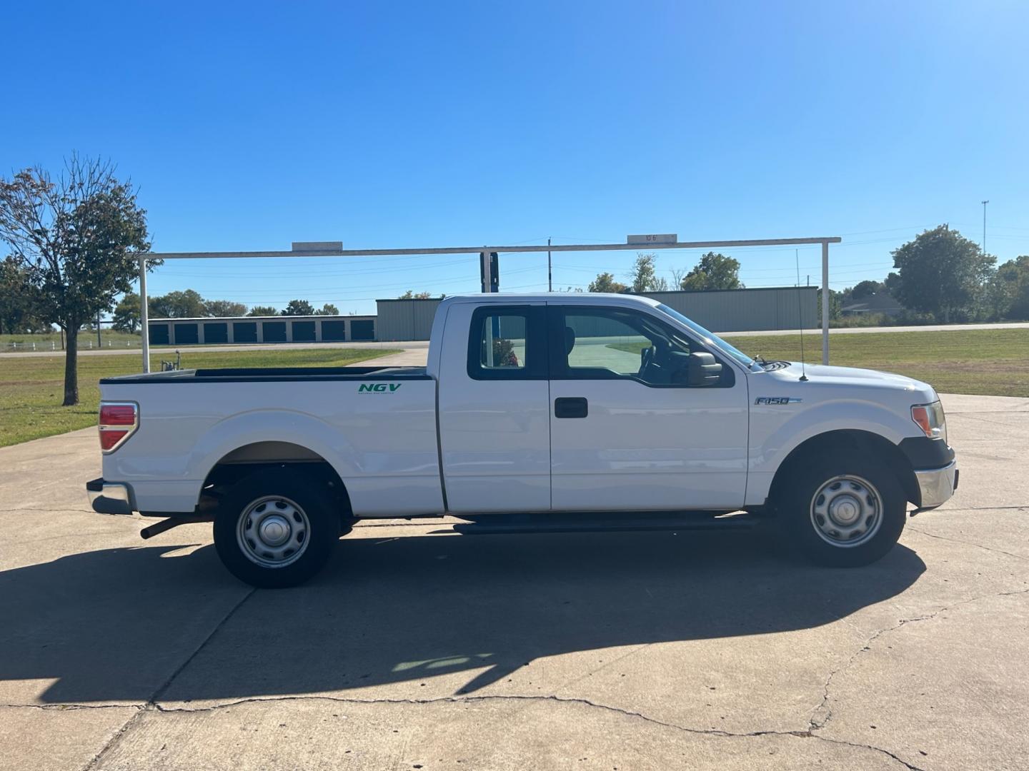 2014 White Ford F-150 XL SuperCab 8-ft. Bed 2WD (1FTEX1CM3EK) with an 3.7L V6 DOHC 24V engine, 6-Speed Automatic transmission, located at 17760 Hwy 62, Morris, OK, 74445, (918) 733-4887, 35.609104, -95.877060 - 2014 FORD F-150 XL SUPERCAB 8-ft. BED 2WD 3.8L V6 BI-FUEL (RUNS ON BOTH CNG OR GASOLINE) FEATURES POWER LOCKS, POWER WINDOWS, AM/FM STEREO, SIRIUS XM STEREO, CD PLAYER, AUXILLARY PORT, CRUISE CONTROL, TRACTION CONTROL, MULTI-FUNCTIONING STEERING WHEEL CONTROLS, BACK-UP CAMERA, BED LINER. HAS 159,994 - Photo#3