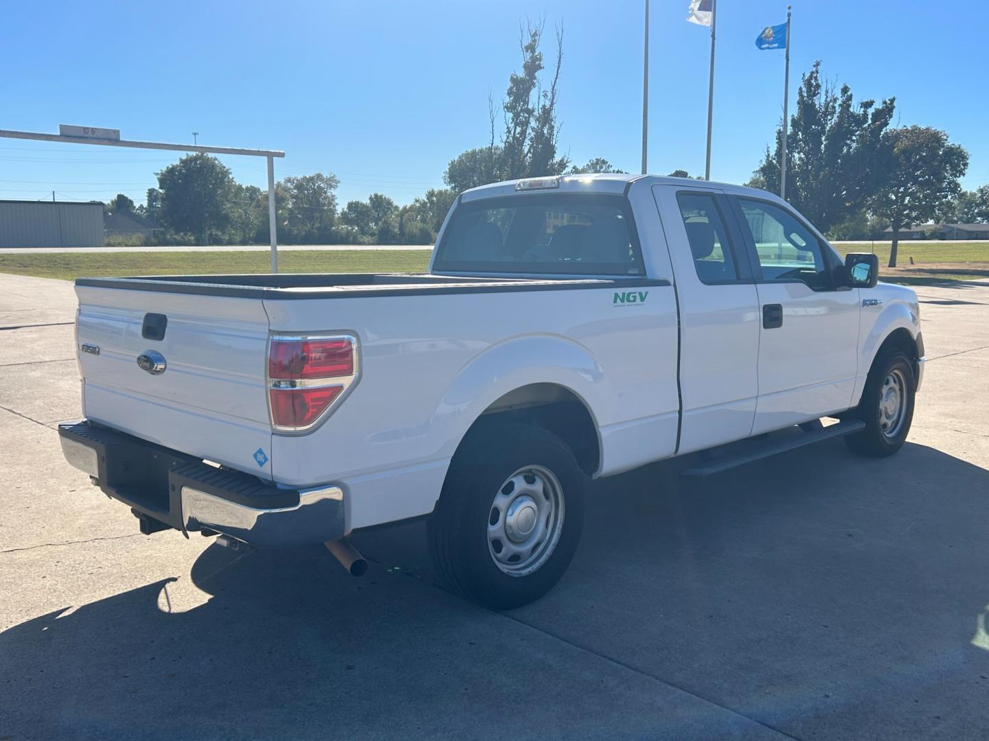 2014 White Ford F-150 XL SuperCab 8-ft. Bed 2WD (1FTEX1CM3EK) with an 3.7L V6 DOHC 24V engine, 6-Speed Automatic transmission, located at 17760 Hwy 62, Morris, OK, 74445, (918) 733-4887, 35.609104, -95.877060 - 2014 FORD F-150 XL SUPERCAB 8-ft. BED 2WD 3.8L V6 BI-FUEL (RUNS ON BOTH CNG OR GASOLINE) FEATURES POWER LOCKS, POWER WINDOWS, AM/FM STEREO, SIRIUS XM STEREO, CD PLAYER, AUXILLARY PORT, CRUISE CONTROL, TRACTION CONTROL, MULTI-FUNCTIONING STEERING WHEEL CONTROLS, BACK-UP CAMERA, BED LINER. HAS 159,994 - Photo#4