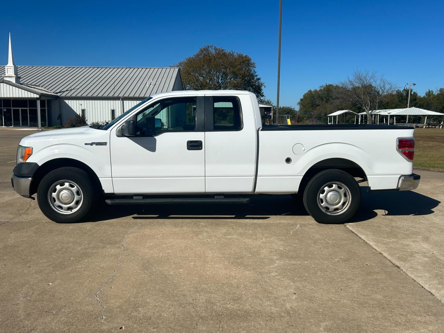 2014 White Ford F-150 XL SuperCab 8-ft. Bed 2WD (1FTEX1CM3EK) with an 3.7L V6 DOHC 24V engine, 6-Speed Automatic transmission, located at 17760 Hwy 62, Morris, OK, 74445, (918) 733-4887, 35.609104, -95.877060 - 2014 FORD F-150 XL SUPERCAB 8-ft. BED 2WD 3.8L V6 BI-FUEL (RUNS ON BOTH CNG OR GASOLINE) FEATURES POWER LOCKS, POWER WINDOWS, AM/FM STEREO, SIRIUS XM STEREO, CD PLAYER, AUXILLARY PORT, CRUISE CONTROL, TRACTION CONTROL, MULTI-FUNCTIONING STEERING WHEEL CONTROLS, BACK-UP CAMERA, BED LINER. HAS 159,994 - Photo#7