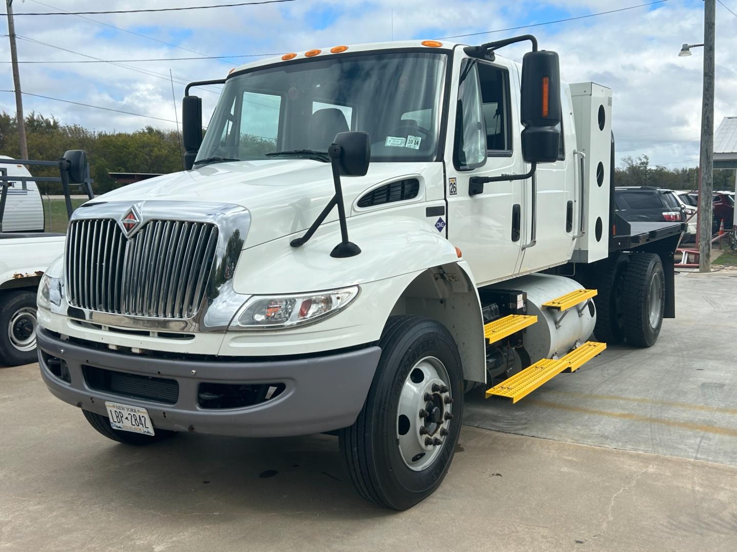 2013 White International 4300 4300 (1HTMMSDLXDJ) with an 7.6L I6 210 hp 255 hp engine, AUTOMATIC transmission, located at 17760 Hwy 62, Morris, OK, 74445, (918) 733-4887, 35.609104, -95.877060 - Photo#0