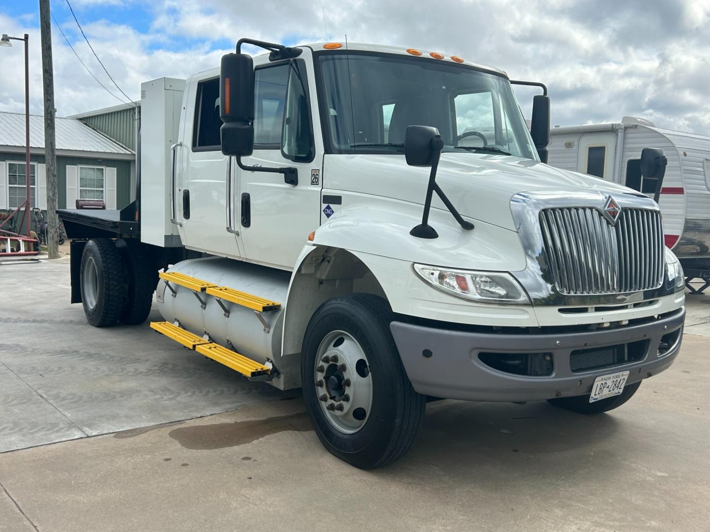 2013 White International 4300 4300 (1HTMMSDLXDJ) with an 7.6L I6 210 hp 255 hp engine, AUTOMATIC transmission, located at 17760 Hwy 62, Morris, OK, 74445, (918) 733-4887, 35.609104, -95.877060 - 2013 INTERNATIONAL DURASTAR 4300 HAS A 7.6L TURBO ENGINE. THIS IS A DEDICATED CNG TRUCK (ONLY RUNS ON COMPRESSED NATURAL GAS) FEATURES POWER MIRRORS, MANUAL SEATS, MANUAL WINDOWS, MANUAL LOCKS, AM/FM RADIO, AIR RIDE SEATS, AIR HORN, AIR BREAKS, CRUISE CONTROL, ONLY 17,850 MILES!!! GOODYEAR TIRES. T - Photo#2