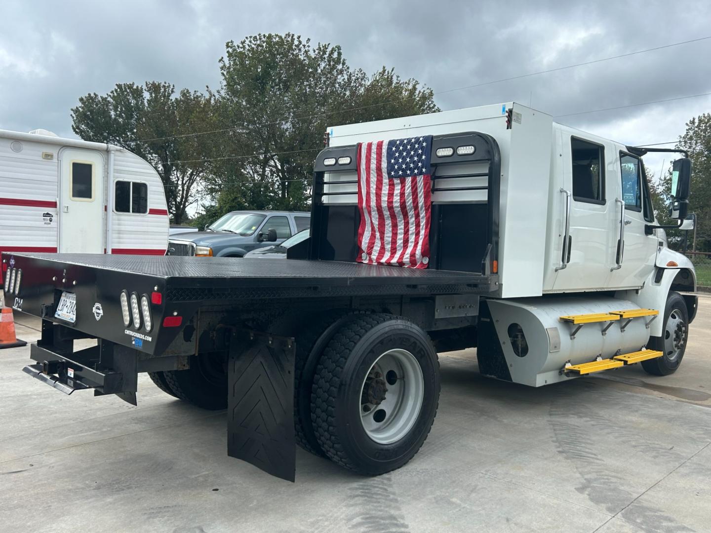 2013 White International 4300 4300 (1HTMMSDLXDJ) with an 7.6L I6 210 hp 255 hp engine, AUTOMATIC transmission, located at 17760 Hwy 62, Morris, OK, 74445, (918) 733-4887, 35.609104, -95.877060 - 2013 INTERNATIONAL DURASTAR 4300 HAS A 7.6L TURBO ENGINE. THIS IS A DEDICATED CNG TRUCK (ONLY RUNS ON COMPRESSED NATURAL GAS) FEATURES POWER MIRRORS, MANUAL SEATS, MANUAL WINDOWS, MANUAL LOCKS, AM/FM RADIO, AIR RIDE SEATS, AIR HORN, AIR BREAKS, CRUISE CONTROL, ONLY 17,850 MILES!!! GOODYEAR TIRES. T - Photo#4