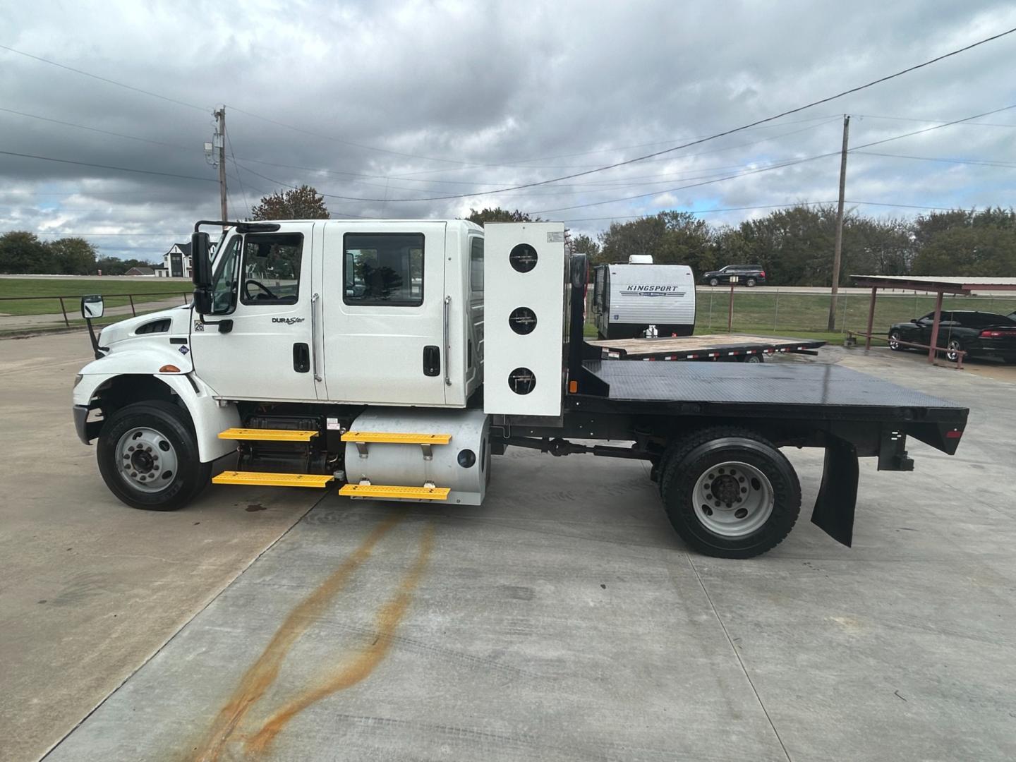 2013 White International 4300 4300 (1HTMMSDLXDJ) with an 7.6L I6 210 hp 255 hp engine, AUTOMATIC transmission, located at 17760 Hwy 62, Morris, OK, 74445, (918) 733-4887, 35.609104, -95.877060 - 2013 INTERNATIONAL DURASTAR 4300 HAS A 7.6L TURBO ENGINE. THIS IS A DEDICATED CNG TRUCK (ONLY RUNS ON COMPRESSED NATURAL GAS) FEATURES POWER MIRRORS, MANUAL SEATS, MANUAL WINDOWS, MANUAL LOCKS, AM/FM RADIO, AIR RIDE SEATS, AIR HORN, AIR BREAKS, CRUISE CONTROL, ONLY 17,850 MILES!!! GOODYEAR TIRES. T - Photo#7