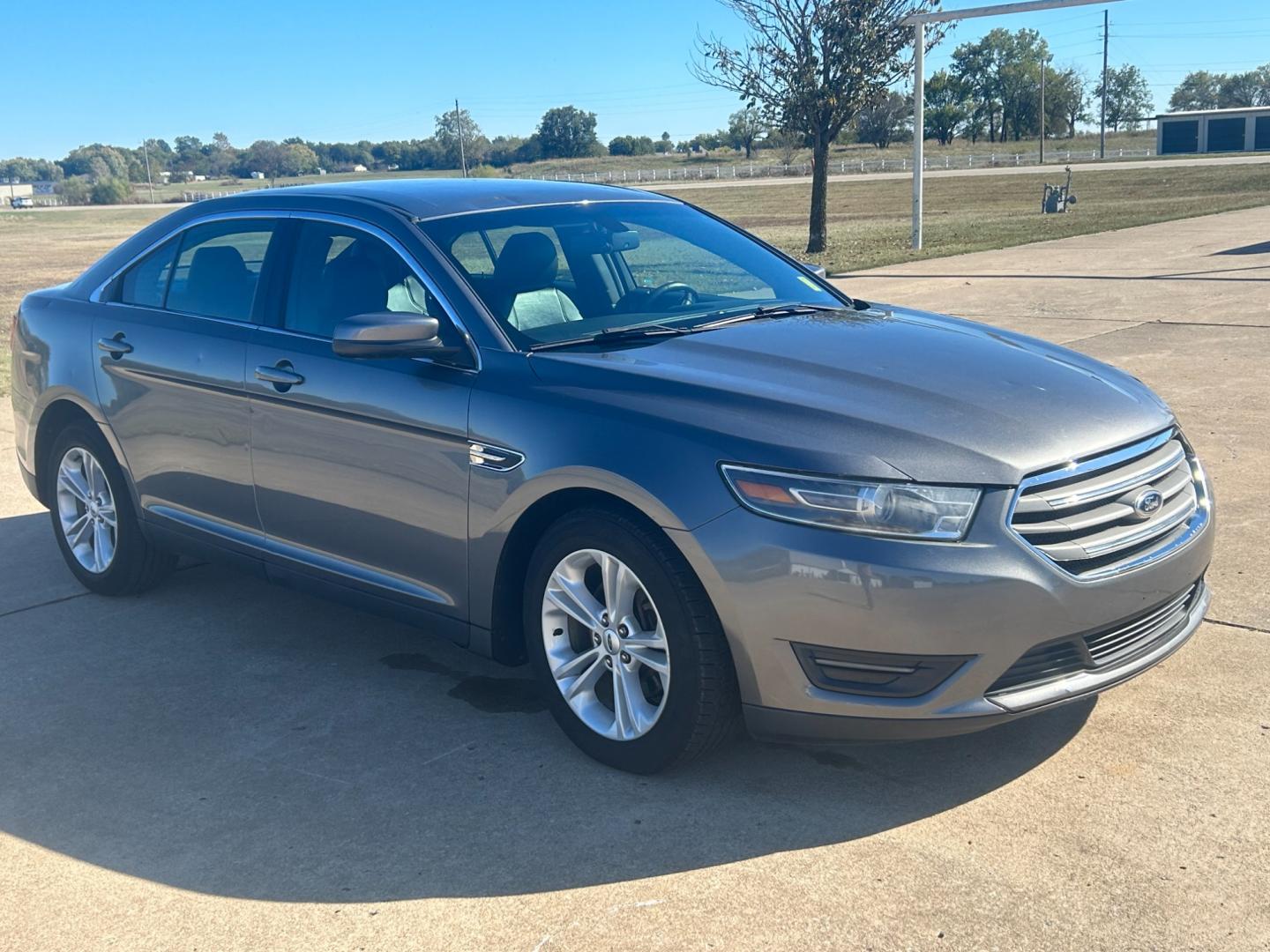 2014 GRAY Ford Taurus SEL FWD (1FAHP2E81EG) with an 3.5L V6 DOHC 24V engine, 6-Speed Automatic transmission, located at 17760 Hwy 62, Morris, OK, 74445, (918) 733-4887, 35.609104, -95.877060 - Photo#3