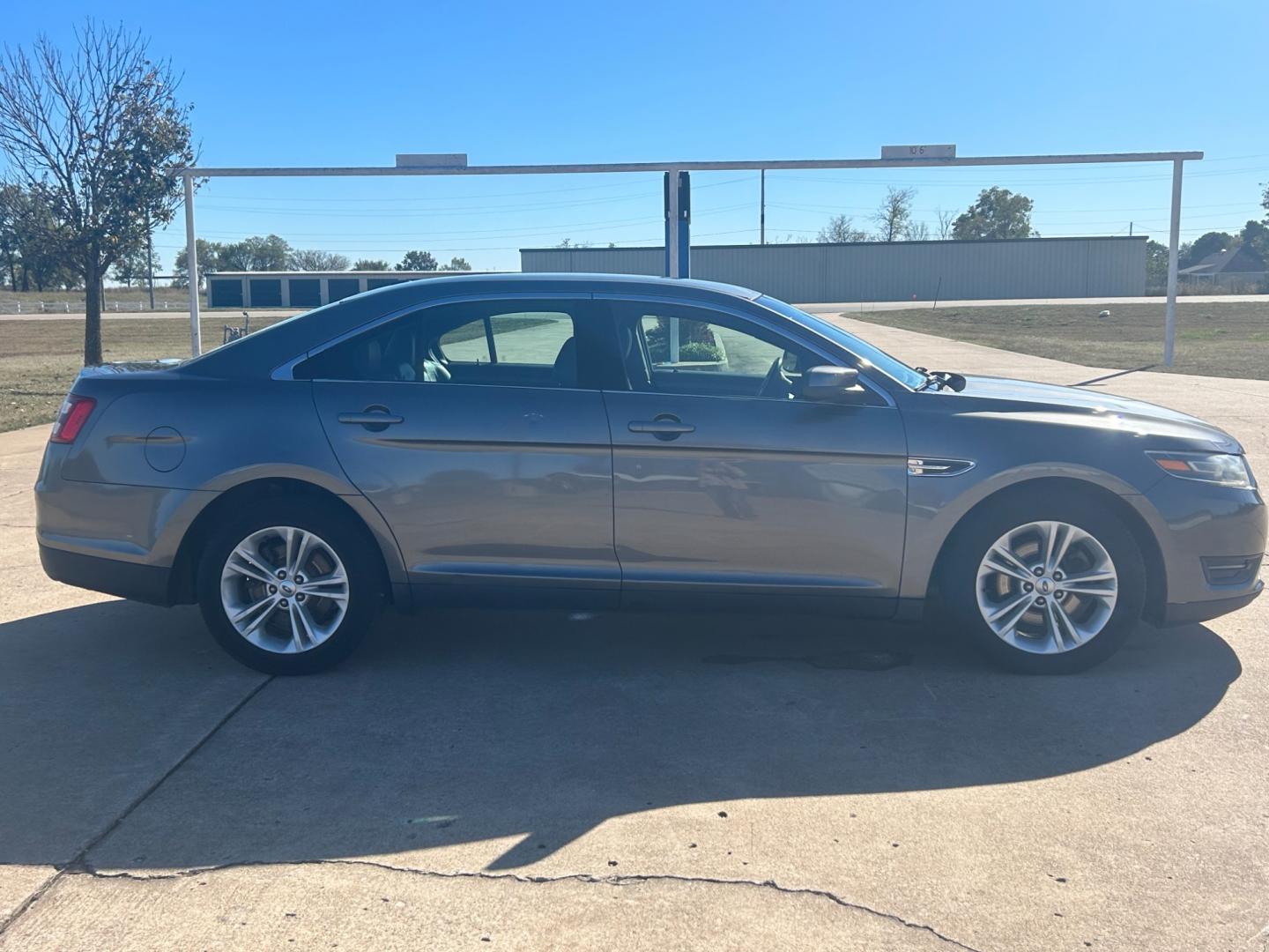 2014 GRAY Ford Taurus SEL FWD (1FAHP2E81EG) with an 3.5L V6 DOHC 24V engine, 6-Speed Automatic transmission, located at 17760 Hwy 62, Morris, OK, 74445, (918) 733-4887, 35.609104, -95.877060 - Photo#4