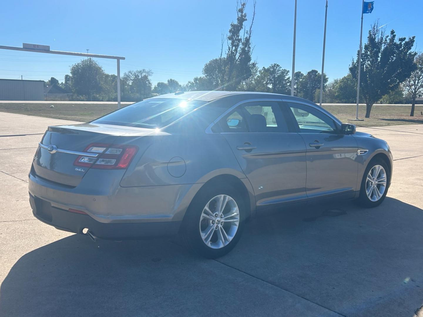 2014 GRAY Ford Taurus SEL FWD (1FAHP2E81EG) with an 3.5L V6 DOHC 24V engine, 6-Speed Automatic transmission, located at 17760 Hwy 62, Morris, OK, 74445, (918) 733-4887, 35.609104, -95.877060 - Photo#5