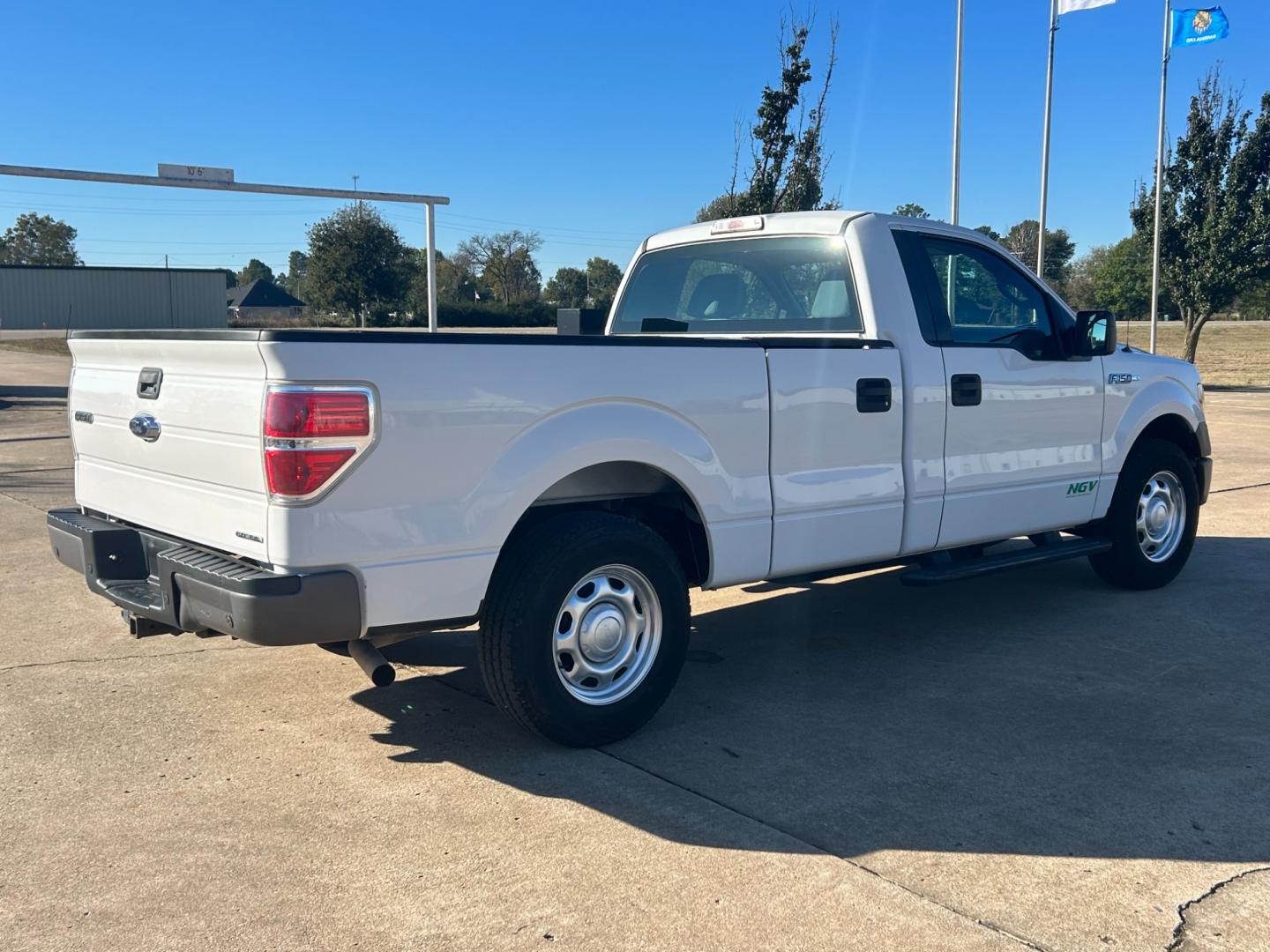 2014 White Ford F-150 STX 6.5-ft. Bed 2WD (1FTMF1CM5EK) with an 3.7L V6 DOHC 24V engine, 6-Speed Automatic transmission, located at 17760 Hwy 62, Morris, OK, 74445, (918) 733-4887, 35.609104, -95.877060 - 2014 FORD F-150 STX 6.5-ft. BED 2WD BI-FUEL (RUNS ON BOTH CNG OR GASOLINE) FEATURES POWER WINDOWS, POWER LOCKS, AM/FM STEREO, SIRIUS XM, CD PLAYER, AUXILLIARY PORT, CRUISE CONTROL, TRACTION CONTROL, MULTI-FUNCTIONING STEERING WHEEL CONTROLS. 164,837 MILES WITH LT245/R17 TIRES. ******CLEAN TITLE***** - Photo#4