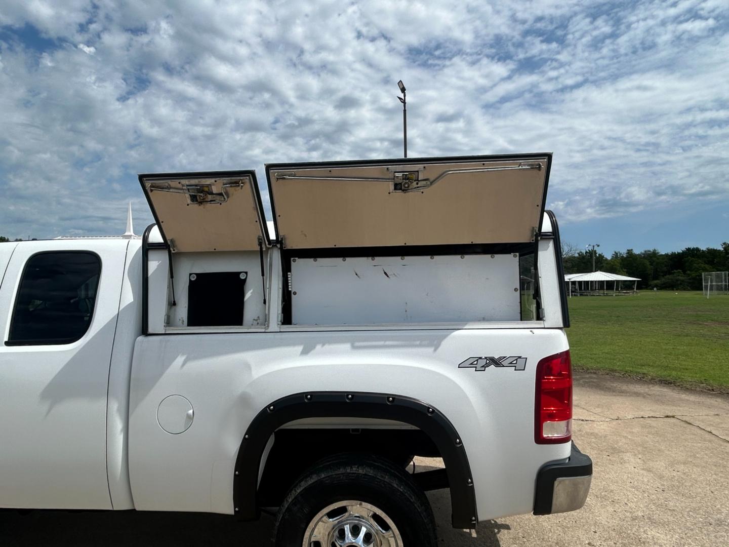 2013 White /BLACK GMC Sierra 2500HD EXTENDED CAB (1GT22ZEB5DZ) with an 6.0L V8 OHV 16V CNG engine, AUTOMATIC transmission, located at 17760 Hwy 62, Morris, OK, 74445, (918) 733-4887, 35.609104, -95.877060 - 2013 GMC SIERRA HAS THE 6.0L V8 ENGINE AND 4WD. IT FEATURES MANUAL SEATS, POWER LOCKS, POWER WINDOWS, POWER MIRRORS, AM/FM STEREO, TILT WHEEL, CLOTH INTERIOR, TRACTION CONTROL , CRUISE CONTROL, CAMPER WORK BED WITH PLENTY OF STORAGE. CLEAN TITLE 69,228 MILES FIRESTONE 265/70R17 TIRES EQUIPPED WITH A - Photo#16