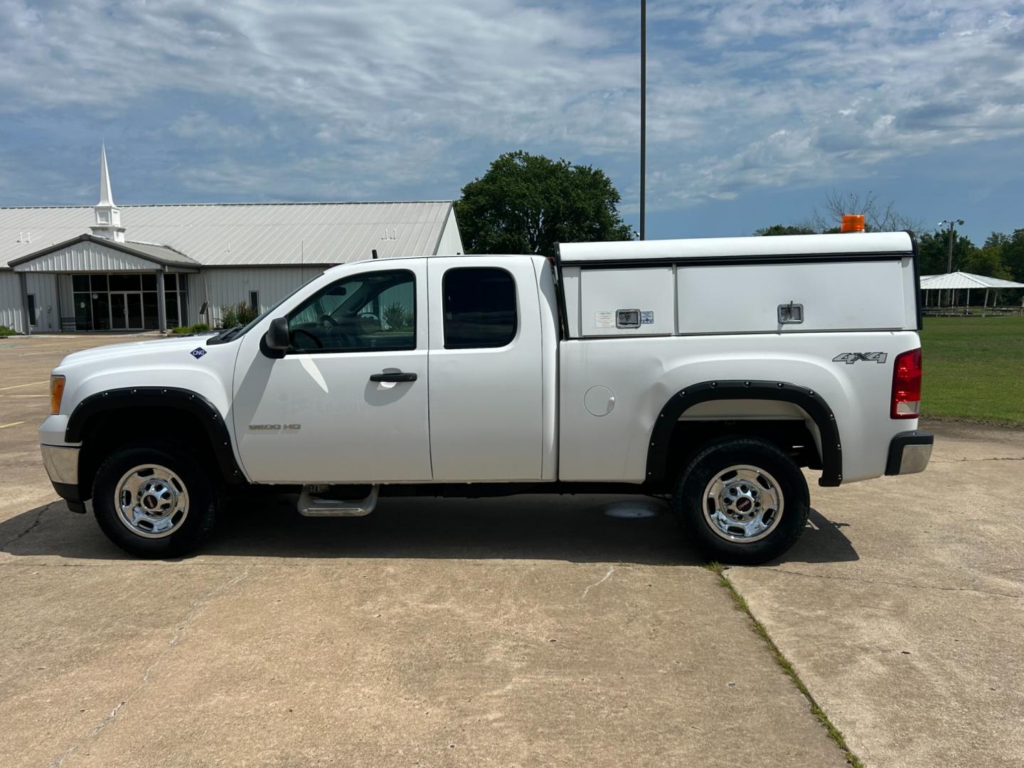 2013 White /BLACK GMC Sierra 2500HD EXTENDED CAB (1GT22ZEB5DZ) with an 6.0L V8 OHV 16V CNG engine, AUTOMATIC transmission, located at 17760 Hwy 62, Morris, OK, 74445, (918) 733-4887, 35.609104, -95.877060 - Photo#7