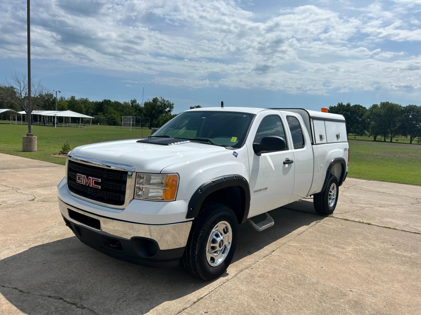 2013 White /BLACK GMC Sierra 2500HD EXTENDED CAB (1GT22ZEB5DZ) with an 6.0L V8 OHV 16V CNG engine, AUTOMATIC transmission, located at 17760 Hwy 62, Morris, OK, 74445, (918) 733-4887, 35.609104, -95.877060 - Photo#0