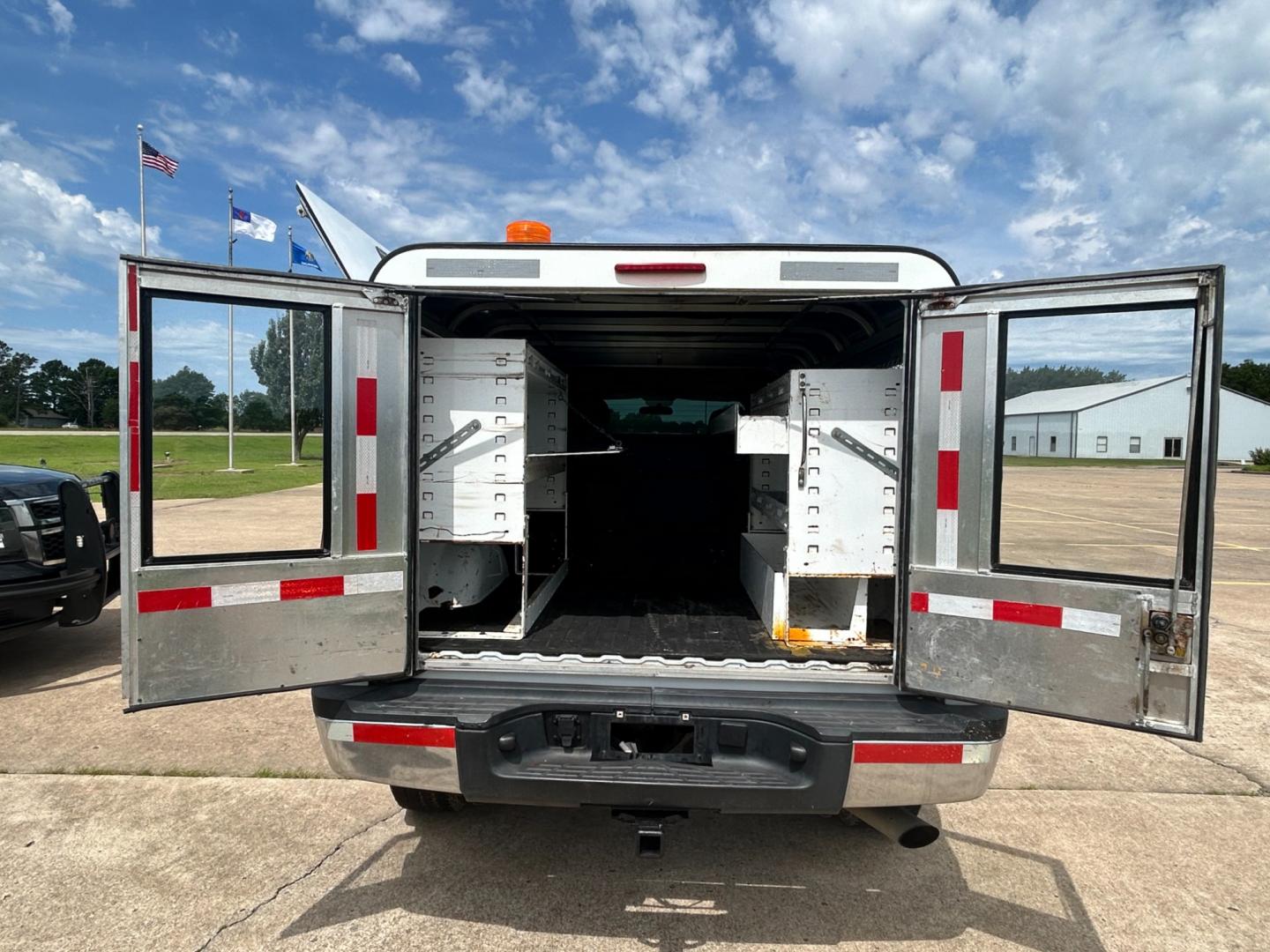 2013 White /BLACK GMC Sierra 2500HD EXTENDED CAB (1GT22ZEB5DZ) with an 6.0L V8 OHV 16V CNG engine, AUTOMATIC transmission, located at 17760 Hwy 62, Morris, OK, 74445, (918) 733-4887, 35.609104, -95.877060 - Photo#17