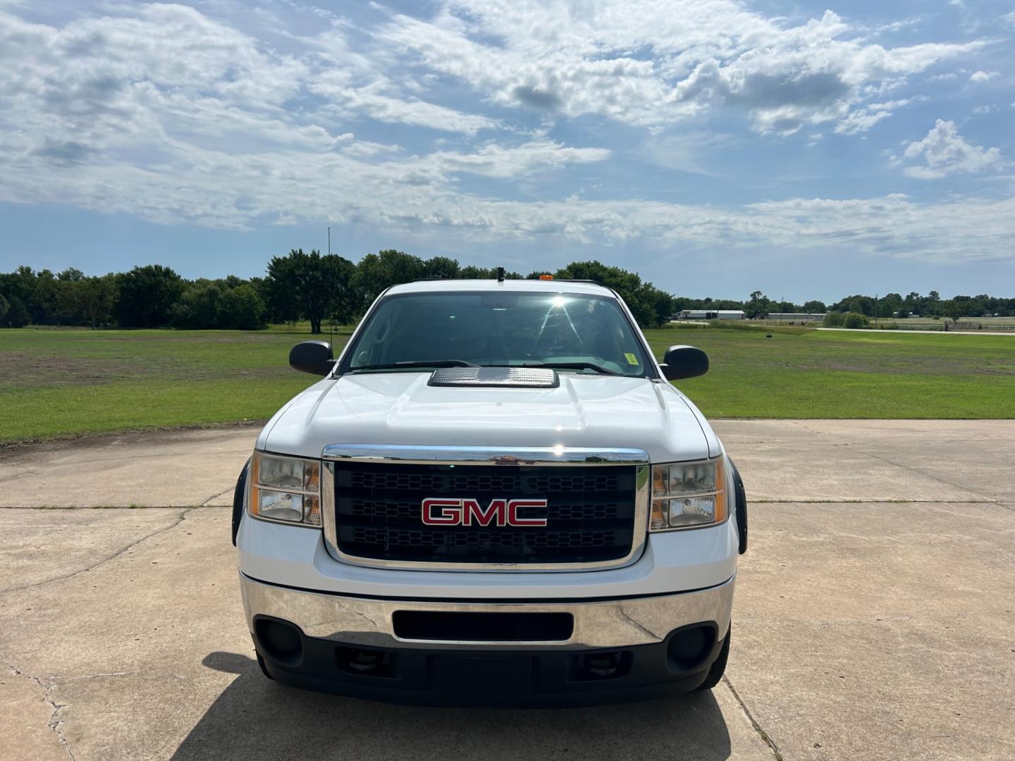 2013 White /BLACK GMC Sierra 2500HD EXTENDED CAB (1GT22ZEB5DZ) with an 6.0L V8 OHV 16V CNG engine, AUTOMATIC transmission, located at 17760 Hwy 62, Morris, OK, 74445, (918) 733-4887, 35.609104, -95.877060 - 2013 GMC SIERRA HAS THE 6.0L V8 ENGINE AND 4WD. IT FEATURES MANUAL SEATS, POWER LOCKS, POWER WINDOWS, POWER MIRRORS, AM/FM STEREO, TILT WHEEL, CLOTH INTERIOR, TRACTION CONTROL , CRUISE CONTROL, CAMPER WORK BED WITH PLENTY OF STORAGE. CLEAN TITLE 69,228 MILES FIRESTONE 265/70R17 TIRES EQUIPPED WITH A - Photo#1