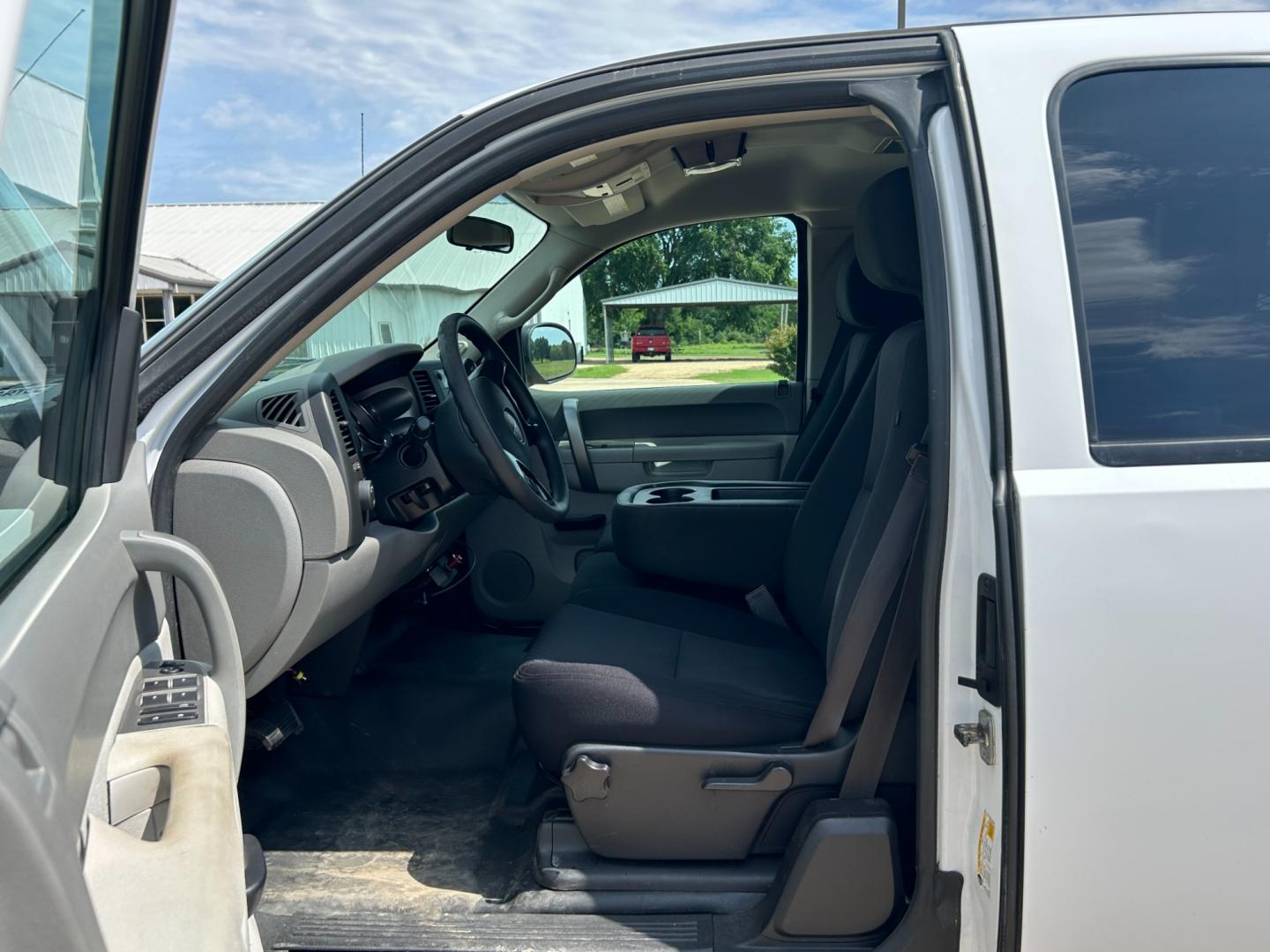 2013 White /BLACK GMC Sierra 2500HD EXTENDED CAB (1GT22ZEB5DZ) with an 6.0L V8 OHV 16V CNG engine, AUTOMATIC transmission, located at 17760 Hwy 62, Morris, OK, 74445, (918) 733-4887, 35.609104, -95.877060 - Photo#8