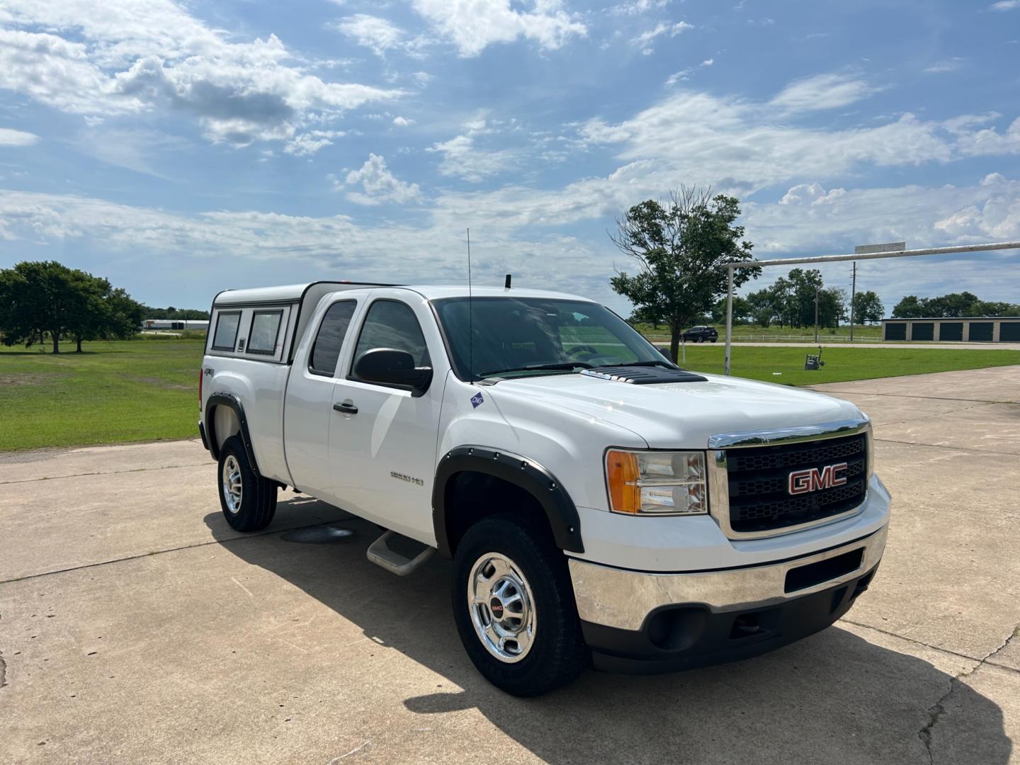 2013 White /BLACK GMC Sierra 2500HD EXTENDED CAB (1GT22ZEB5DZ) with an 6.0L V8 OHV 16V CNG engine, AUTOMATIC transmission, located at 17760 Hwy 62, Morris, OK, 74445, (918) 733-4887, 35.609104, -95.877060 - 2013 GMC SIERRA HAS THE 6.0L V8 ENGINE AND 4WD. IT FEATURES MANUAL SEATS, POWER LOCKS, POWER WINDOWS, POWER MIRRORS, AM/FM STEREO, TILT WHEEL, CLOTH INTERIOR, TRACTION CONTROL , CRUISE CONTROL, CAMPER WORK BED WITH PLENTY OF STORAGE. CLEAN TITLE 69,228 MILES FIRESTONE 265/70R17 TIRES EQUIPPED WITH A - Photo#2