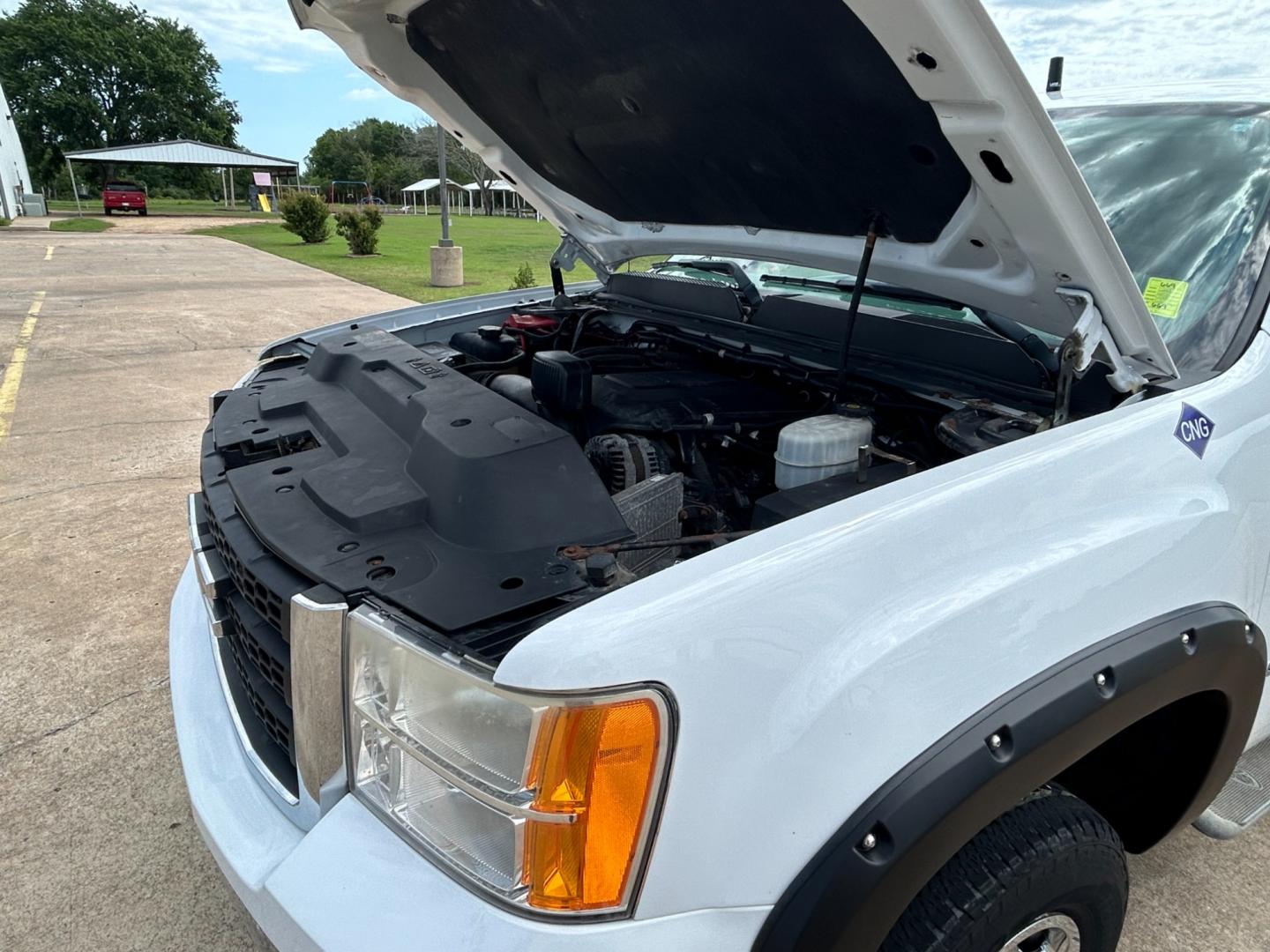 2013 White /BLACK GMC Sierra 2500HD EXTENDED CAB (1GT22ZEB5DZ) with an 6.0L V8 OHV 16V CNG engine, AUTOMATIC transmission, located at 17760 Hwy 62, Morris, OK, 74445, (918) 733-4887, 35.609104, -95.877060 - Photo#23