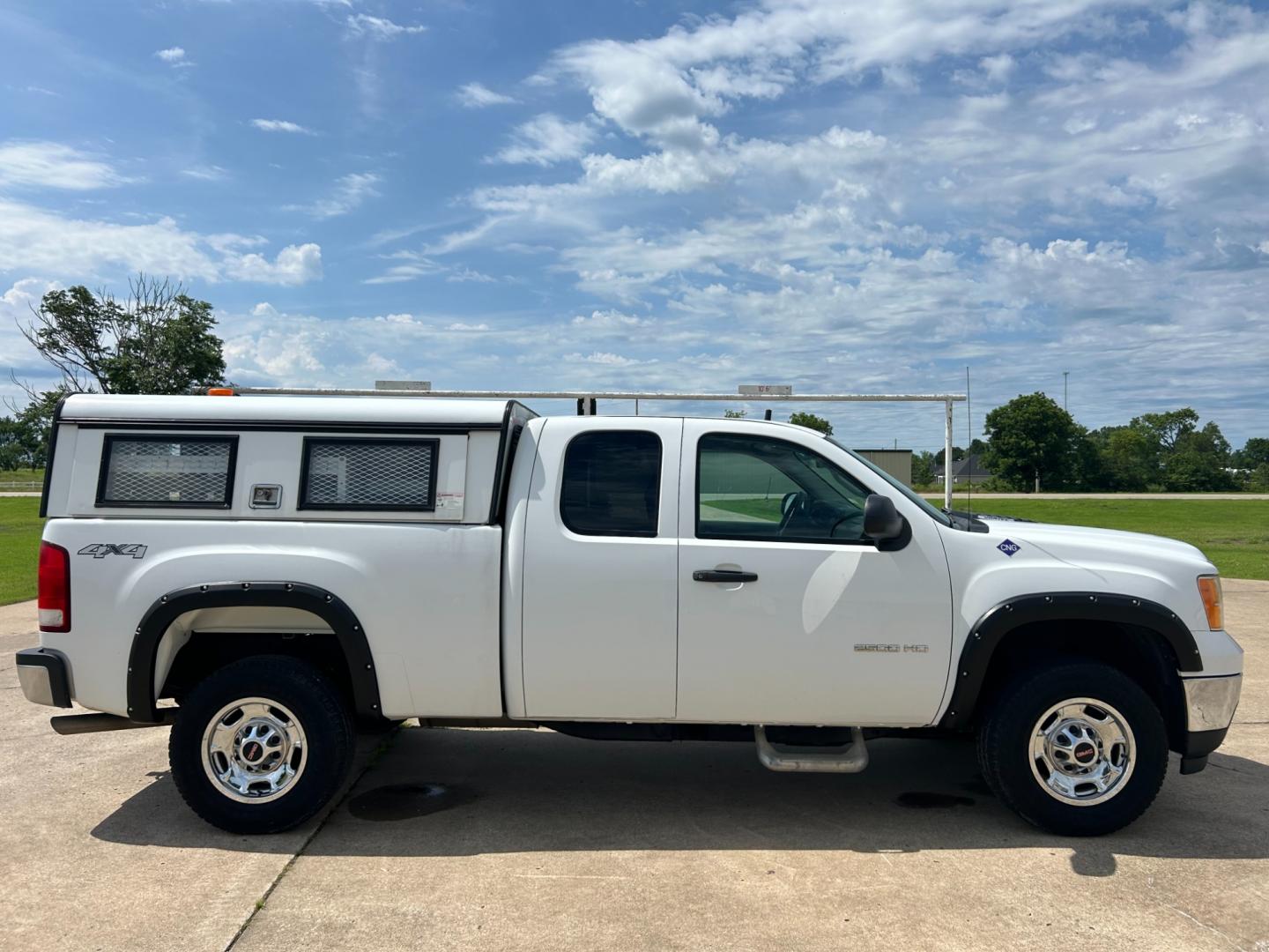 2013 White /BLACK GMC Sierra 2500HD EXTENDED CAB (1GT22ZEB5DZ) with an 6.0L V8 OHV 16V CNG engine, AUTOMATIC transmission, located at 17760 Hwy 62, Morris, OK, 74445, (918) 733-4887, 35.609104, -95.877060 - 2013 GMC SIERRA HAS THE 6.0L V8 ENGINE AND 4WD. IT FEATURES MANUAL SEATS, POWER LOCKS, POWER WINDOWS, POWER MIRRORS, AM/FM STEREO, TILT WHEEL, CLOTH INTERIOR, TRACTION CONTROL , CRUISE CONTROL, CAMPER WORK BED WITH PLENTY OF STORAGE. CLEAN TITLE 69,228 MILES FIRESTONE 265/70R17 TIRES EQUIPPED WITH A - Photo#3