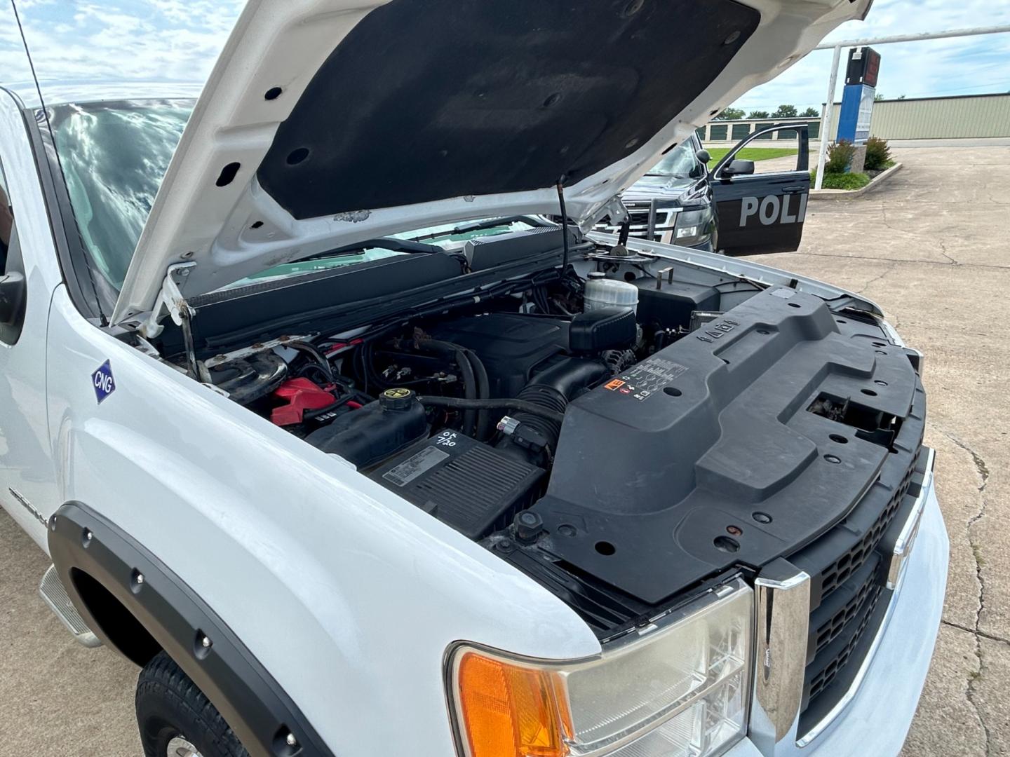 2013 White /BLACK GMC Sierra 2500HD EXTENDED CAB (1GT22ZEB5DZ) with an 6.0L V8 OHV 16V CNG engine, AUTOMATIC transmission, located at 17760 Hwy 62, Morris, OK, 74445, (918) 733-4887, 35.609104, -95.877060 - Photo#22