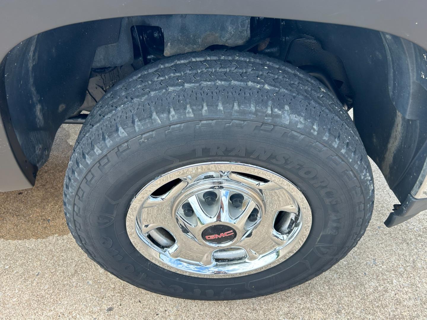 2013 White /BLACK GMC Sierra 2500HD EXTENDED CAB (1GT22ZEB5DZ) with an 6.0L V8 OHV 16V CNG engine, AUTOMATIC transmission, located at 17760 Hwy 62, Morris, OK, 74445, (918) 733-4887, 35.609104, -95.877060 - Photo#26