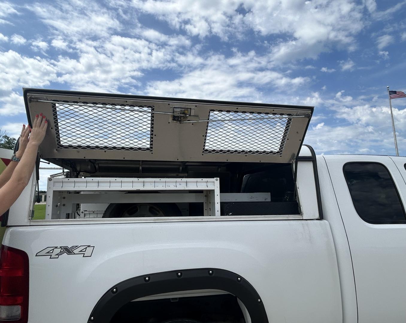 2013 White /BLACK GMC Sierra 2500HD EXTENDED CAB (1GT22ZEB5DZ) with an 6.0L V8 OHV 16V CNG engine, AUTOMATIC transmission, located at 17760 Hwy 62, Morris, OK, 74445, (918) 733-4887, 35.609104, -95.877060 - Photo#18